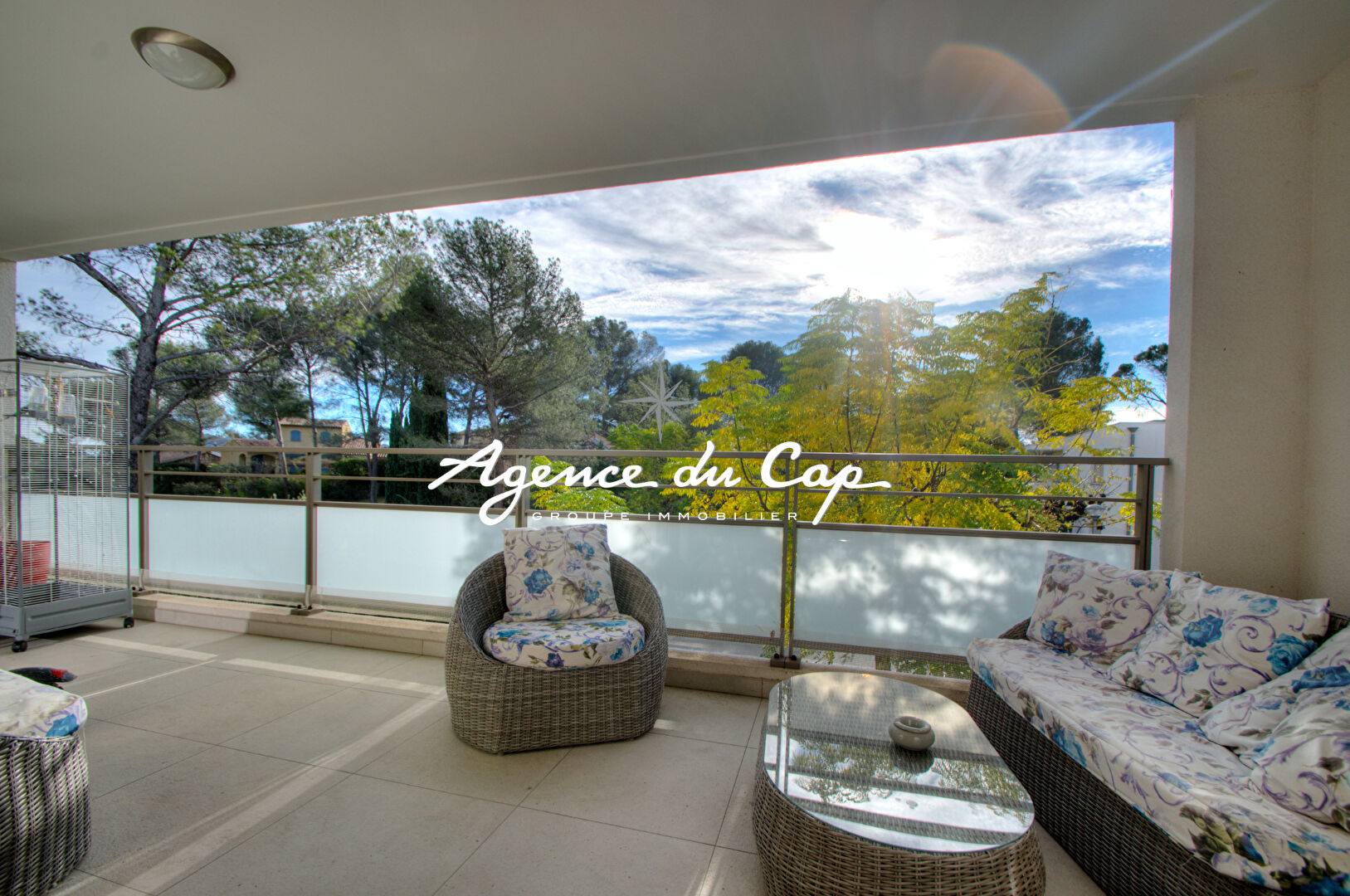 APPARTEMENT T2 BELLE TERRASSE  RESIDENCE DE STANDING AVEC GARAGE  QUARTIER VALESCURE A SAINT RAPHAEL