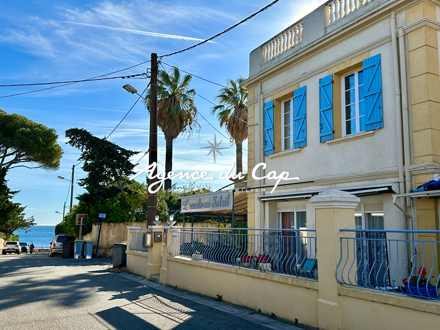 Photo À VENDRE MURS ET FONDS DE COMMERCE HÔTELIER À SAINT-AYGULF, À 50 MÈTRES DE LA MER image 2/6