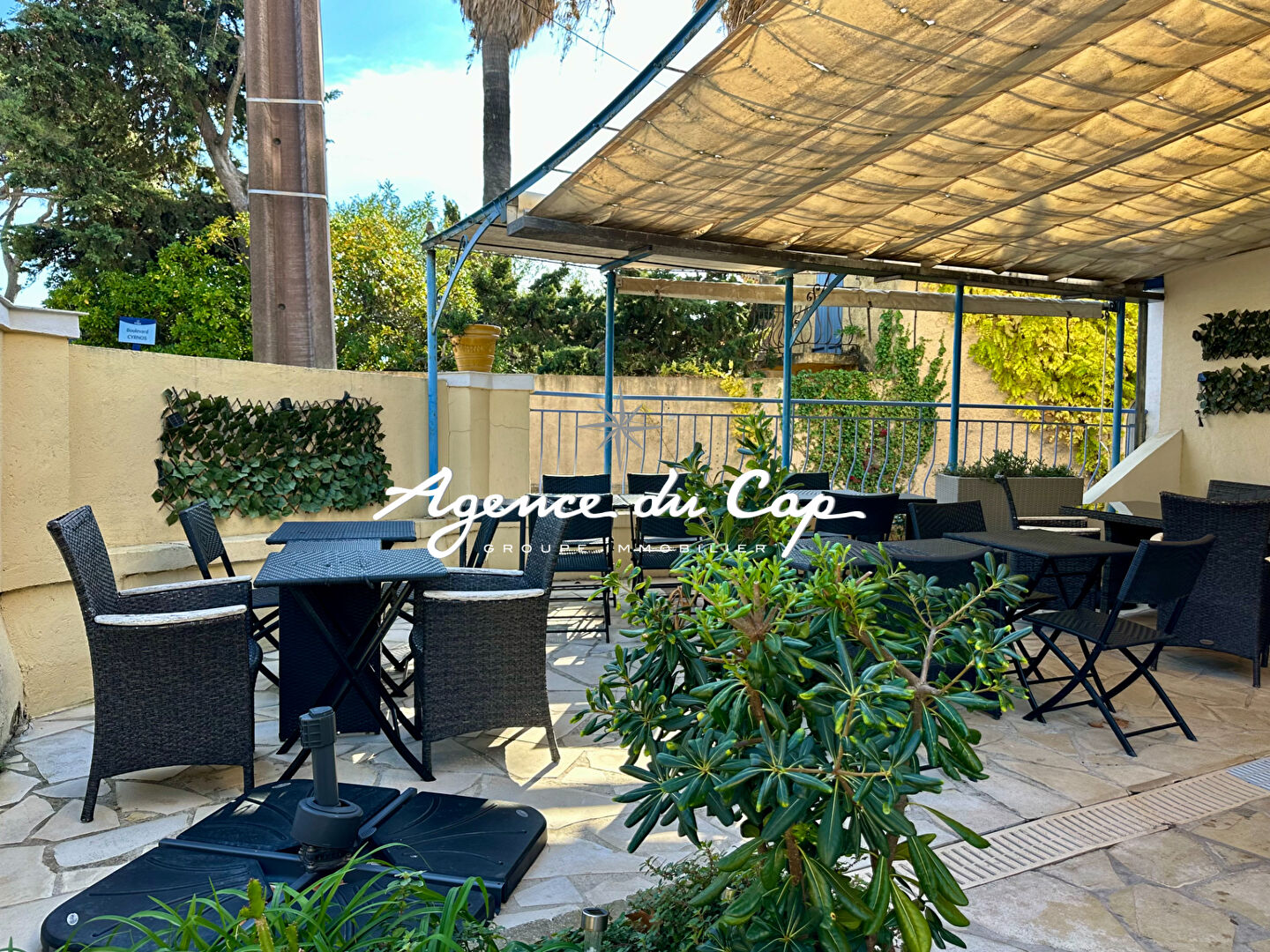 Photo À VENDRE MURS ET FONDS DE COMMERCE HÔTELIER À SAINT-AYGULF, À 50 MÈTRES DE LA MER image 3/6