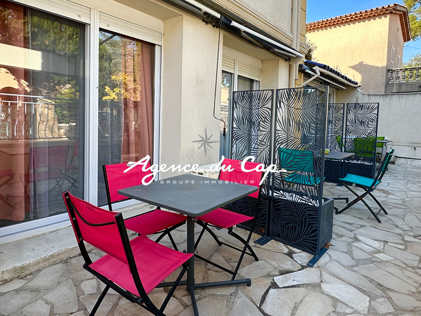 Photo À VENDRE MURS ET FONDS DE COMMERCE HÔTELIER À SAINT-AYGULF, À 50 MÈTRES DE LA MER image 5/6