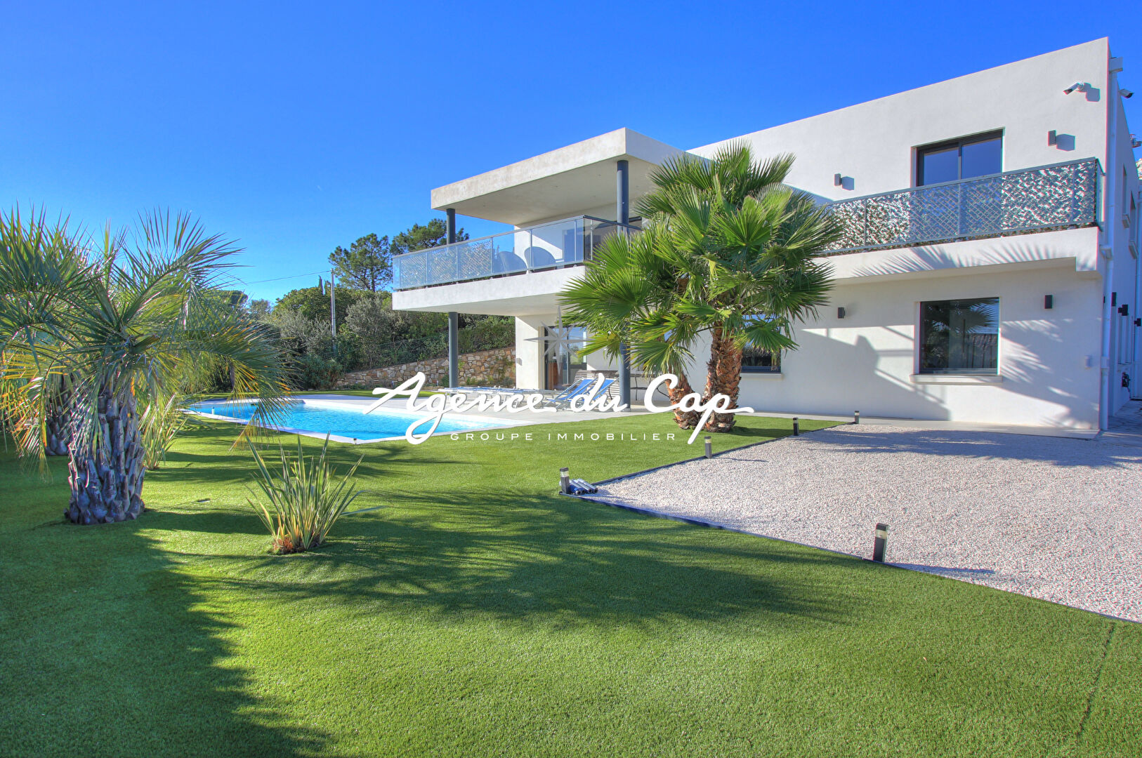 Photo VILLA CONTEMPORAINE À VENDRE DE 240 M² COMPRENANT 9 PIÈCES AVEC VUE MER, PISCINE ET GARAGE, À SAINT-AYGULF image 2/6