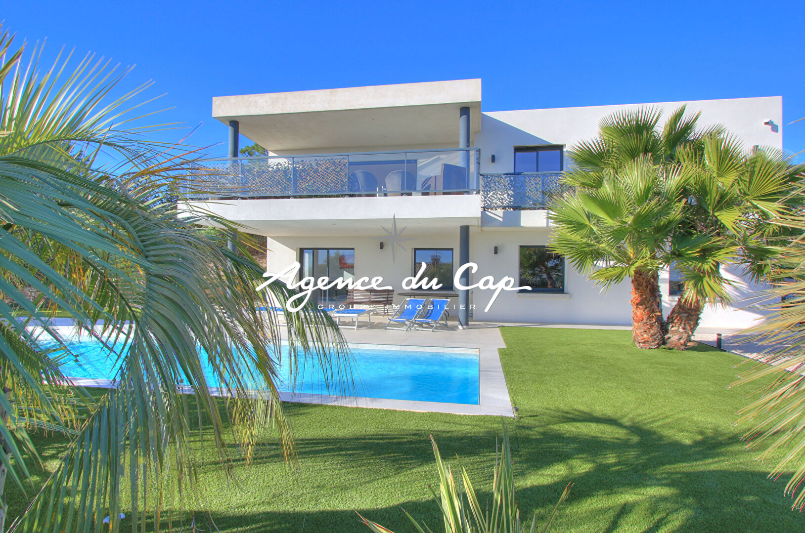 Photo VILLA CONTEMPORAINE À VENDRE DE 240 M² COMPRENANT 9 PIÈCES AVEC VUE MER, PISCINE ET GARAGE, À SAINT-AYGULF image 3/6