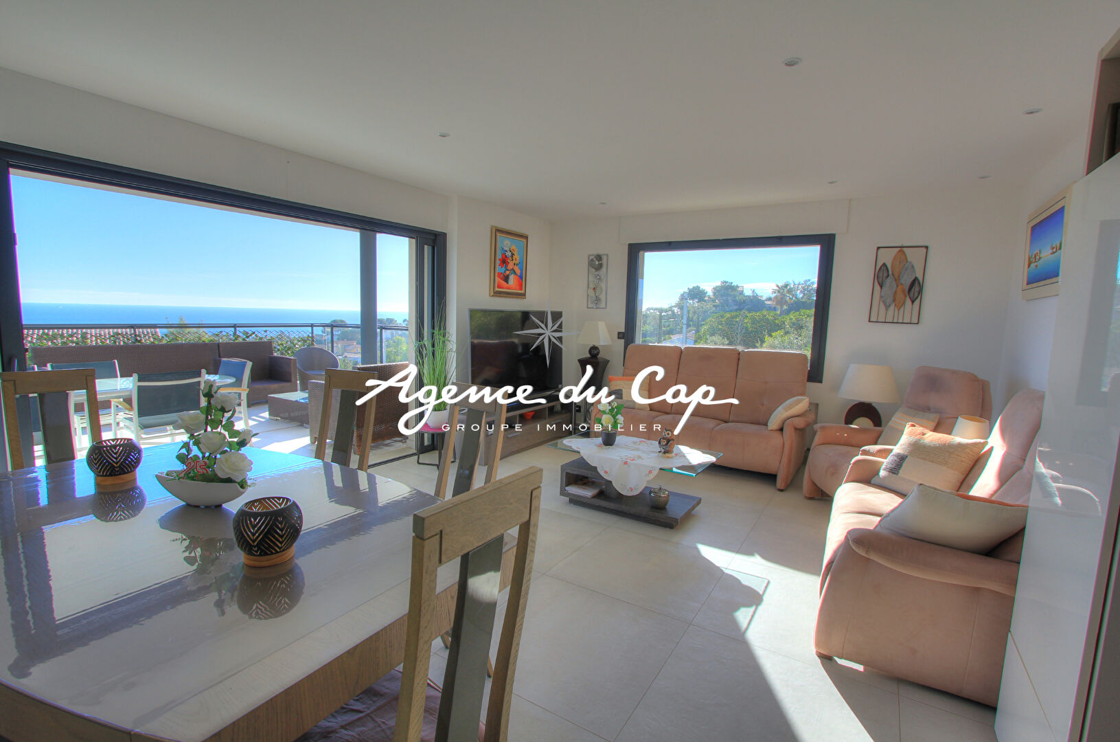 Photo VILLA CONTEMPORAINE À VENDRE DE 240 M² COMPRENANT 9 PIÈCES AVEC VUE MER, PISCINE ET GARAGE, À SAINT-AYGULF image 4/6