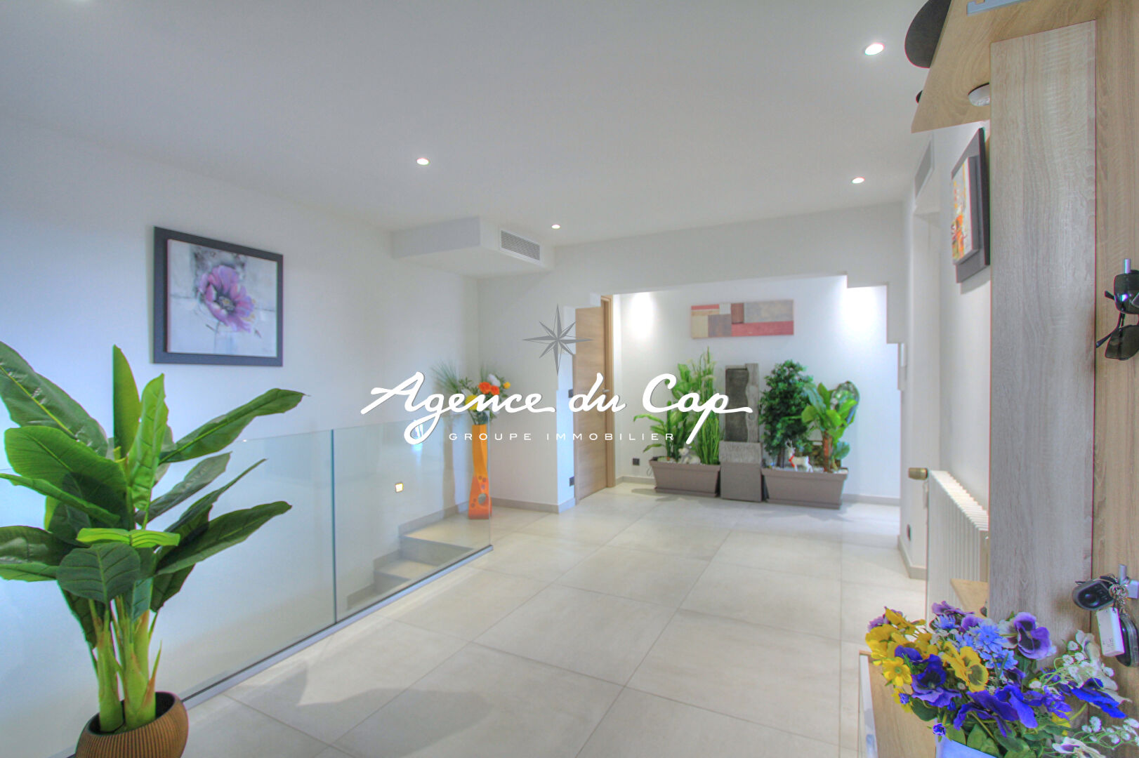 Photo VILLA CONTEMPORAINE À VENDRE DE 240 M² COMPRENANT 9 PIÈCES AVEC VUE MER, PISCINE ET GARAGE, À SAINT-AYGULF image 5/6