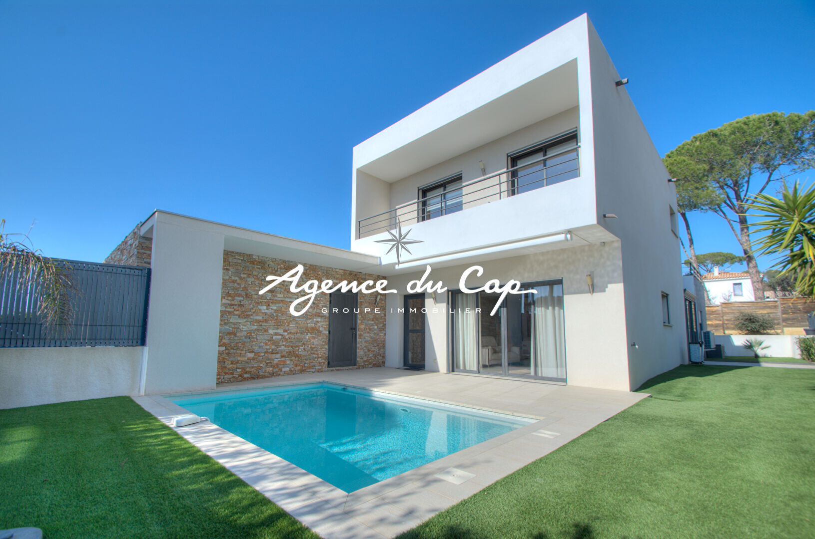 VILLA CONTEMPORAINE  T4  AVEC PISCINE ET GARAGE A SAINT RAPHAEL VALESCURE PROCHE GOLF