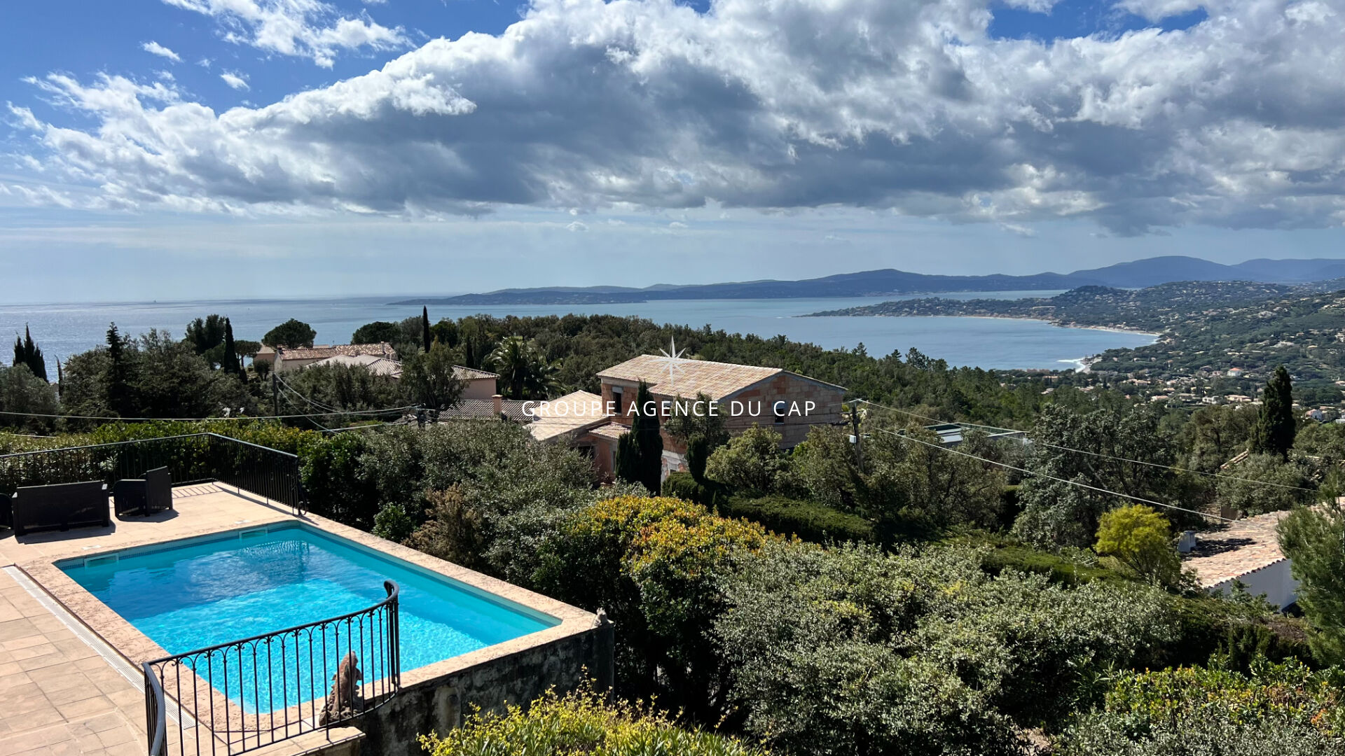 Photo À VENDRE VILLA DE 7 PIÈCES AVEC PISCINE ET GRANDE TERRASSE OFFRANT UNE VUE MER SUR LE GOLFE DE SAINT-TROPEZ, AUX ISSAMBRES image 2/6