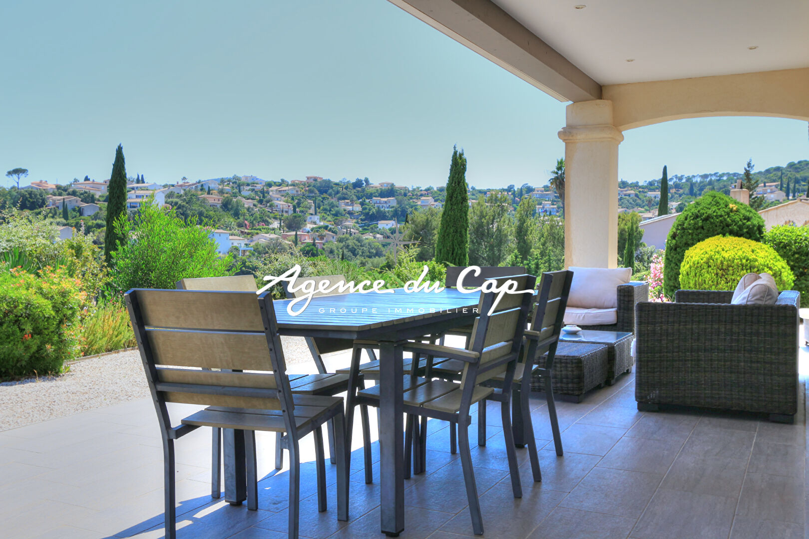 Photo À VENDRE VILLA RÉNOVÉE DE 147 M², 6 PIÈCES, AVEC VUE MER, GARAGE ET PISCINE, AUX ISSAMBRES image 1/6