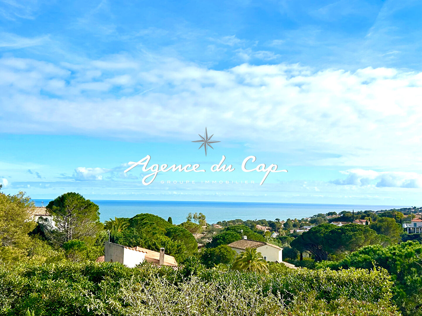 Photo À VENDRE VILLA RÉNOVÉE DE 147 M², 6 PIÈCES, AVEC VUE MER, GARAGE ET PISCINE, AUX ISSAMBRES image 2/6