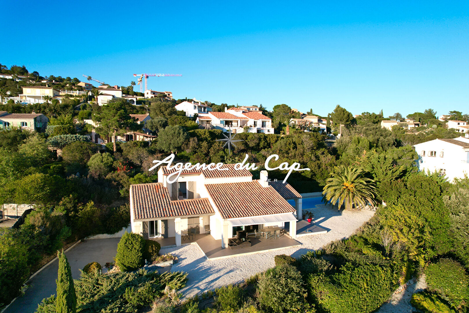 Photo À VENDRE VILLA RÉNOVÉE DE 147 M², 6 PIÈCES, AVEC VUE MER, GARAGE ET PISCINE, AUX ISSAMBRES image 3/6