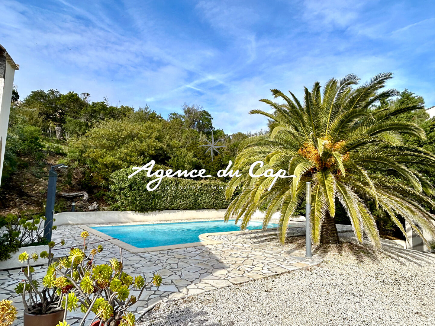 Photo À VENDRE VILLA RÉNOVÉE DE 147 M², 6 PIÈCES, AVEC VUE MER, GARAGE ET PISCINE, AUX ISSAMBRES image 4/6