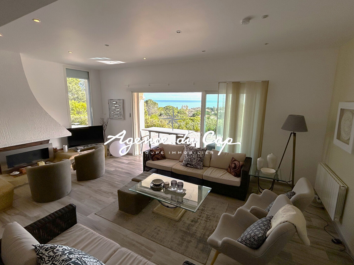 Photo À VENDRE VILLA RÉNOVÉE DE 147 M², 6 PIÈCES, AVEC VUE MER, GARAGE ET PISCINE, AUX ISSAMBRES image 5/6