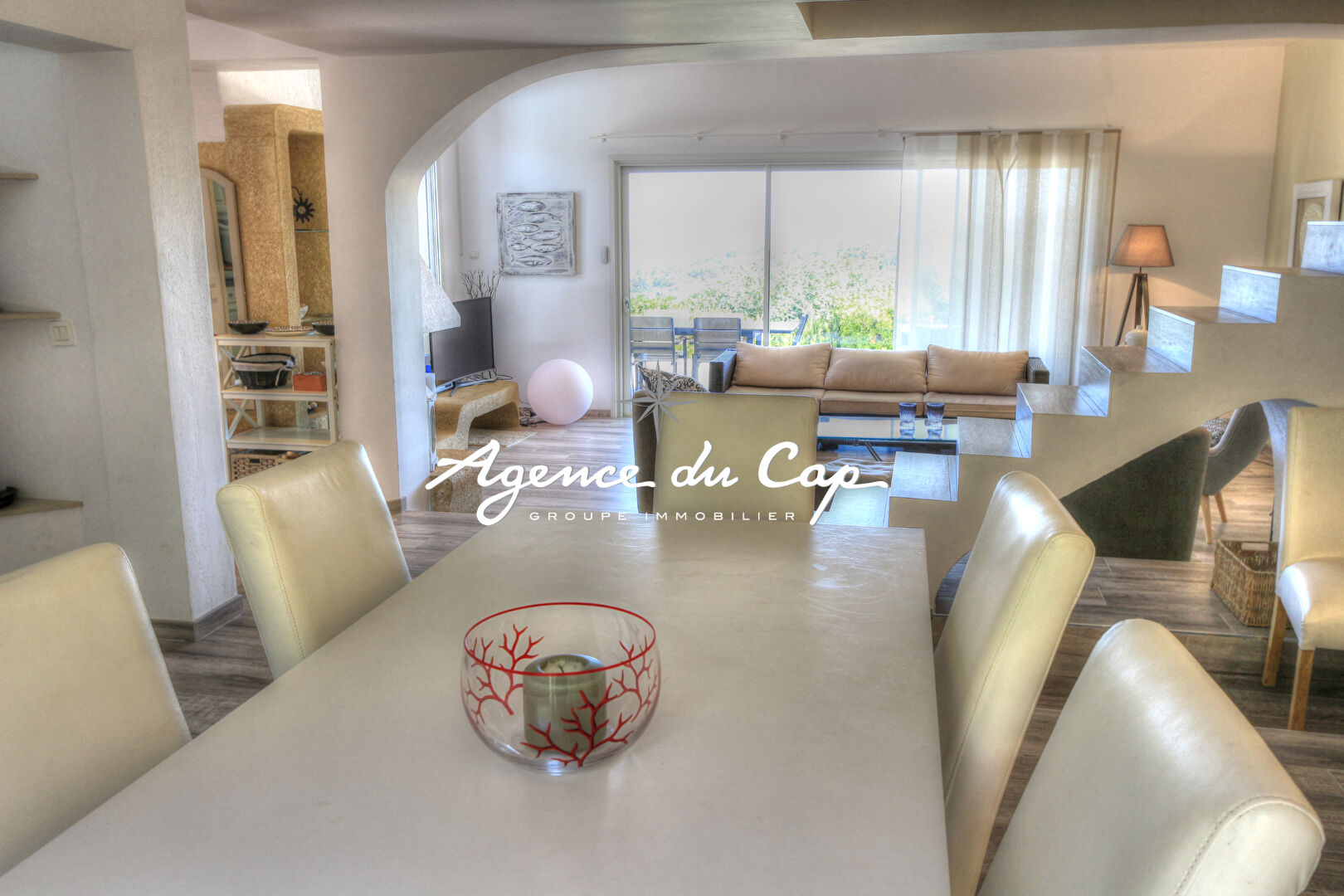 Photo À VENDRE VILLA RÉNOVÉE DE 147 M², 6 PIÈCES, AVEC VUE MER, GARAGE ET PISCINE, AUX ISSAMBRES image 6/6