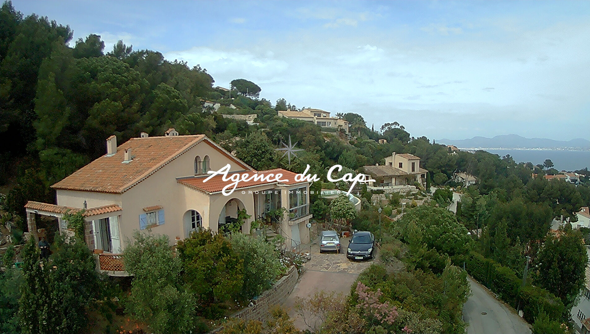 Photo VILLA À RÉNOVER DE 120 M², 6 PIÈCES AVEC 5 CHAMBRES, GARAGE ET PARKINGS, OFFRANT UNE VUE MER PANORAMIQUE, AUX ISSAMBRES image 2/6