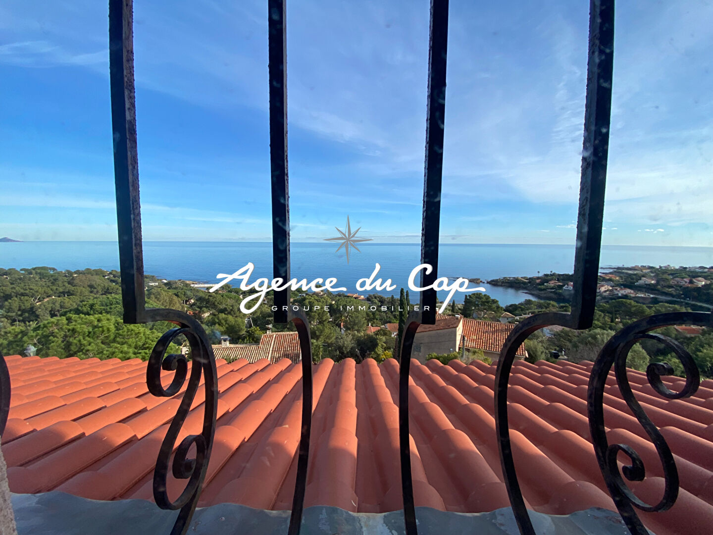 Photo VILLA À RÉNOVER DE 120 M², 6 PIÈCES AVEC 5 CHAMBRES, GARAGE ET PARKINGS, OFFRANT UNE VUE MER PANORAMIQUE, AUX ISSAMBRES image 3/6