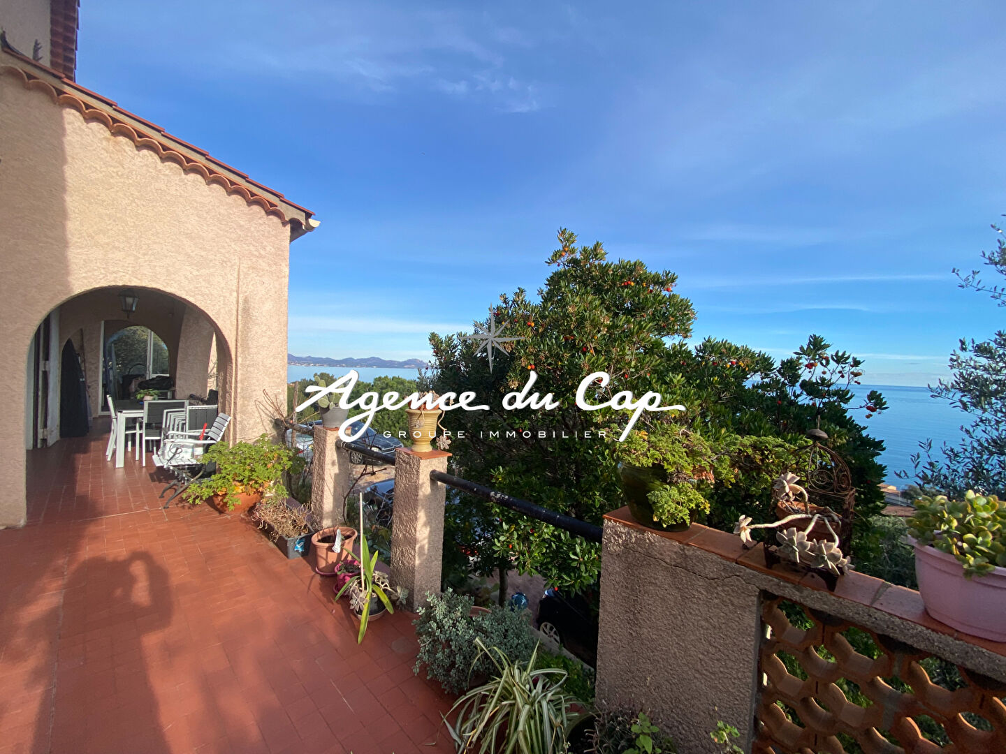 Photo VILLA À RÉNOVER DE 120 M², 6 PIÈCES AVEC 5 CHAMBRES, GARAGE ET PARKINGS, OFFRANT UNE VUE MER PANORAMIQUE, AUX ISSAMBRES image 4/6