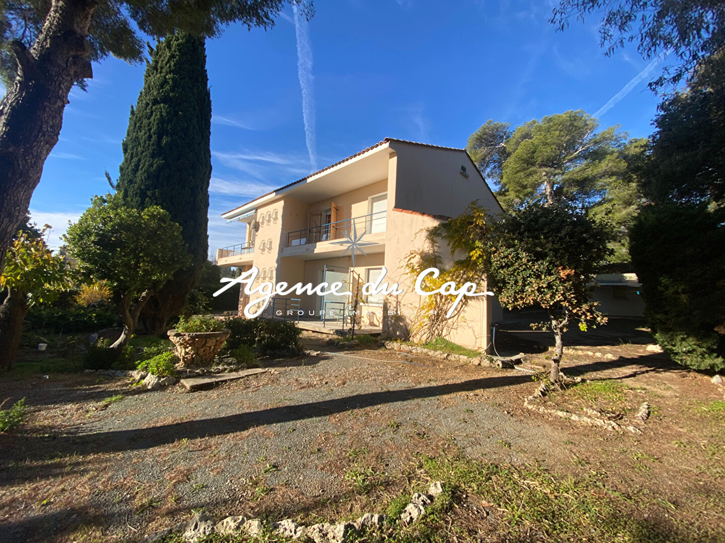 Photo À VENDRE VILLA À RÉNOVER DIVISÉE EN 3 APPARTEMENTS, PROCHE DES PLAGES DES ISSAMBRES ACCESSIBLES À PIED image 2/6