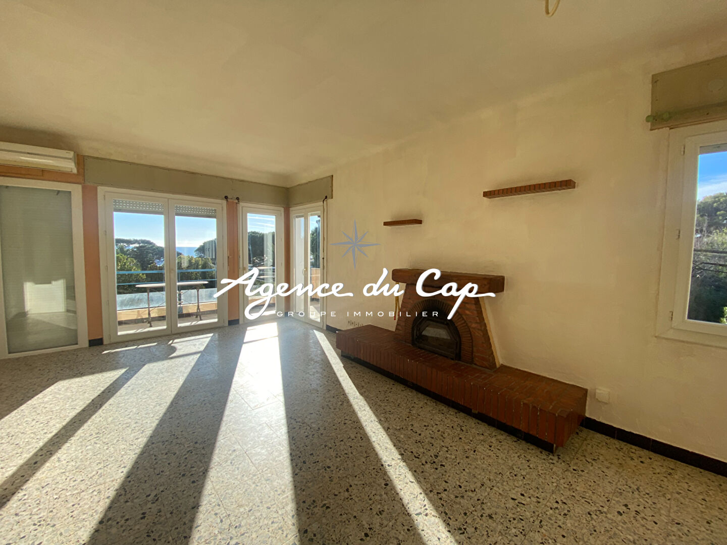 Photo À VENDRE VILLA À RÉNOVER DIVISÉE EN 3 APPARTEMENTS, PROCHE DES PLAGES DES ISSAMBRES ACCESSIBLES À PIED image 6/6