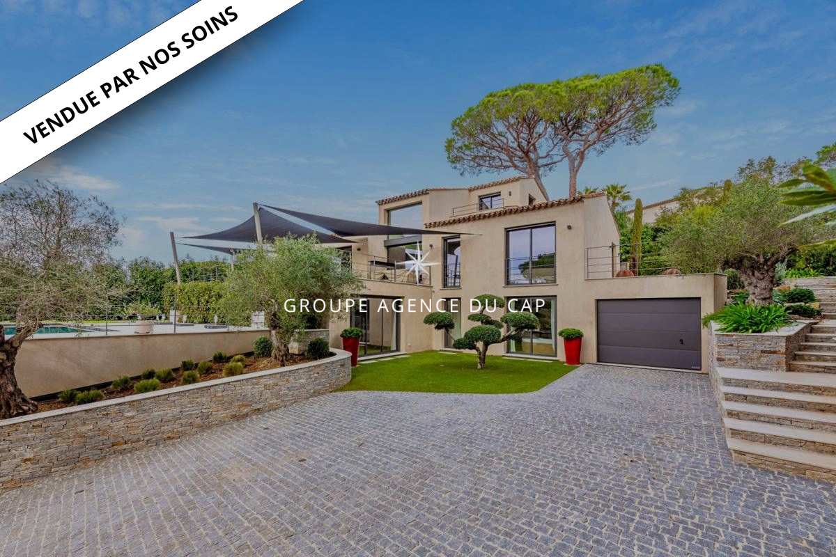 VILLA CONTEMPORAINE À VENDRE DE 213 M² AVEC VUE MER SUR LE GOLFE DE SAINT-TROPEZ, À PROXIMITÉ DU CENTRE-VILLE DE SAINTE-MAXIME