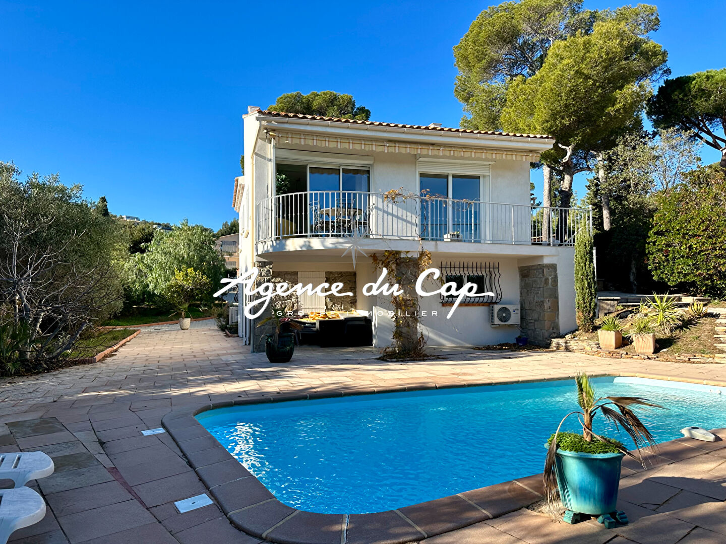 Photo À VENDRE VILLA 6 PIÈCES DE 170M² AVEC TERRAIN PLAT ET PISCINE, AUX ISSAMBRES, PROCHE DE LA MER image 2/6