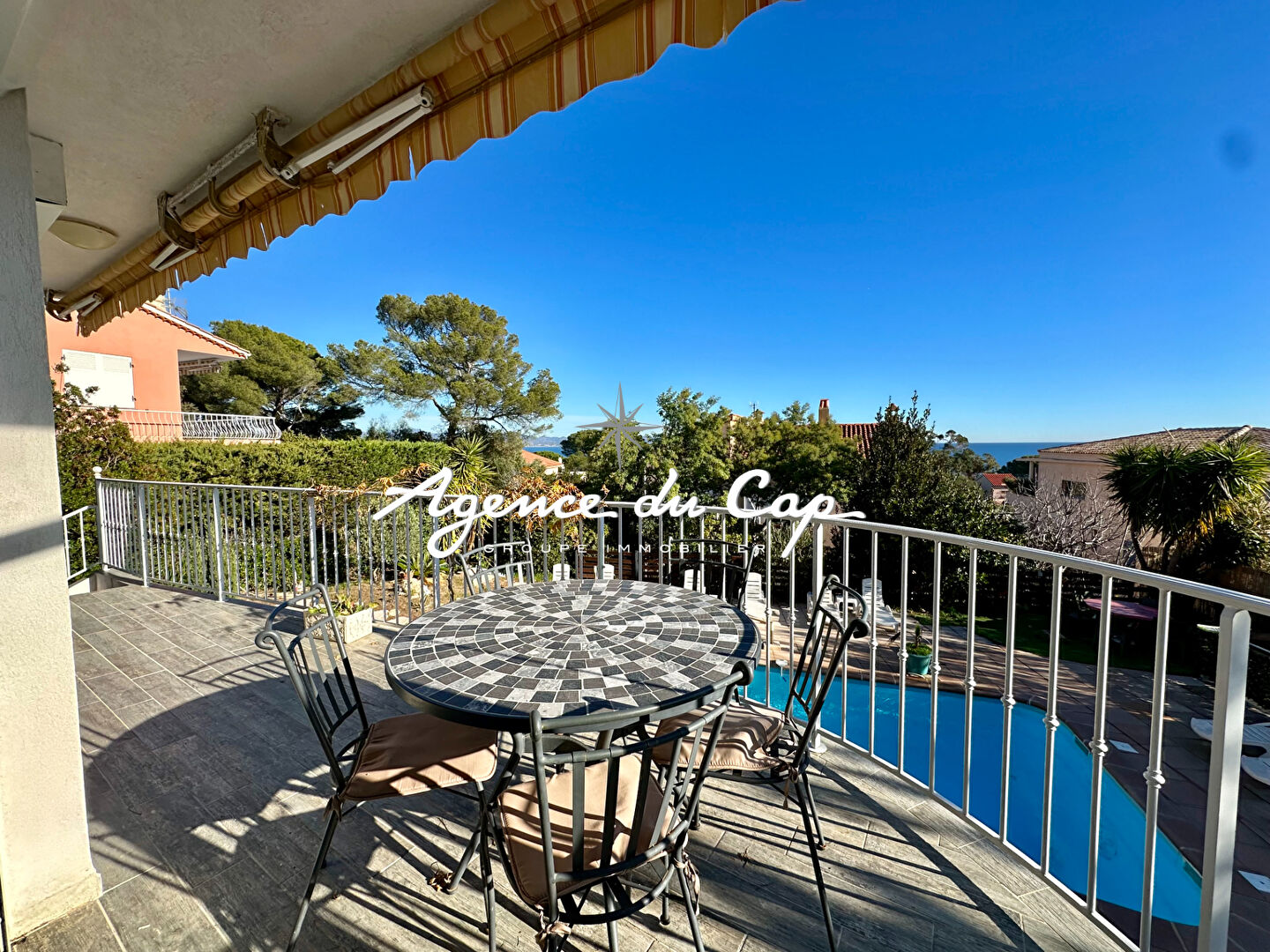 Photo À VENDRE VILLA 6 PIÈCES DE 170M² AVEC TERRAIN PLAT ET PISCINE, AUX ISSAMBRES, PROCHE DE LA MER image 3/6