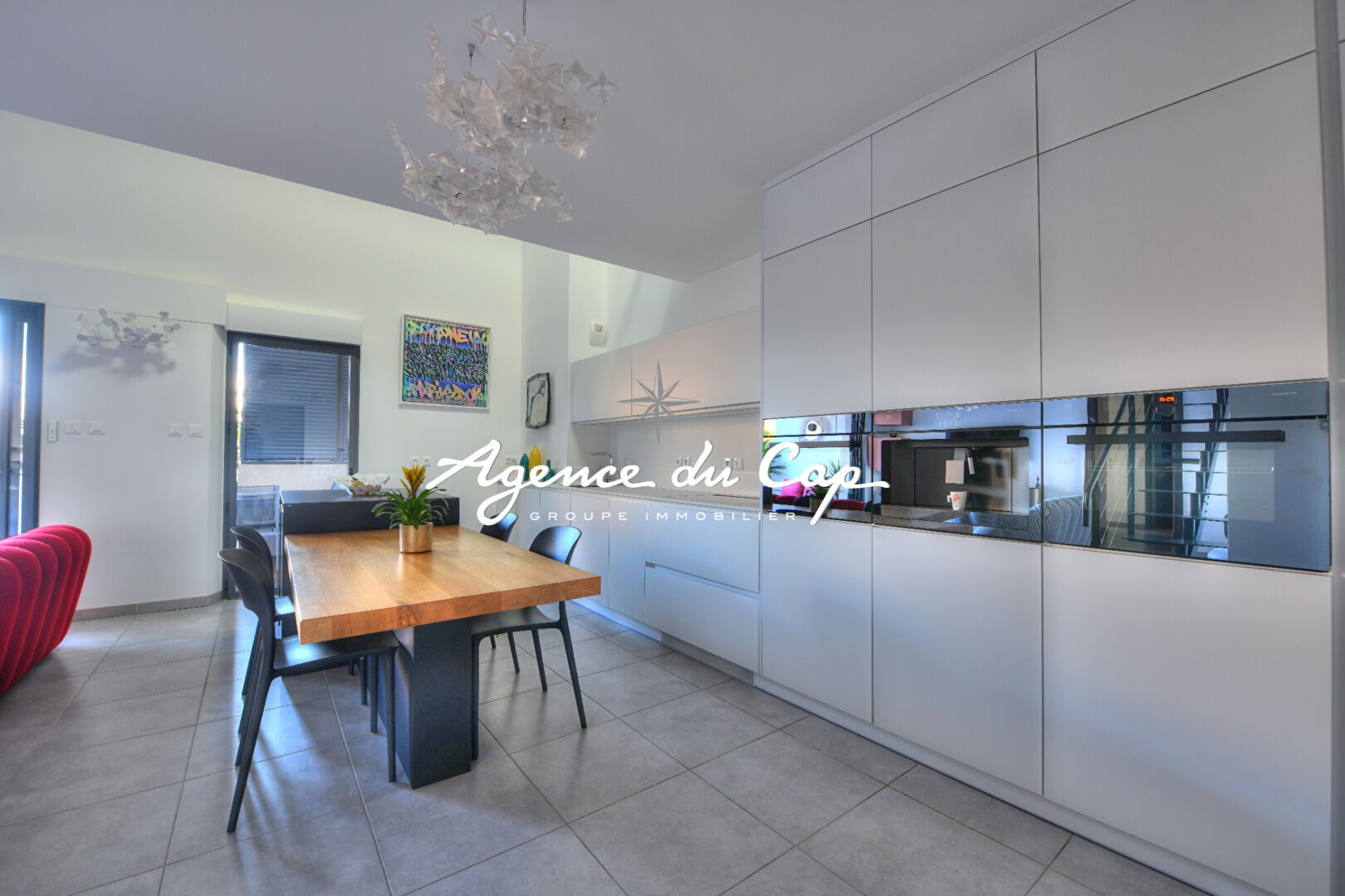 Photo À VENDRE APPARTEMENT DUPLEX T4 AVEC 3 CHAMBRES ET GARAGE, AU CENTRE VILLE DE SAINT AYGULF image 2/6