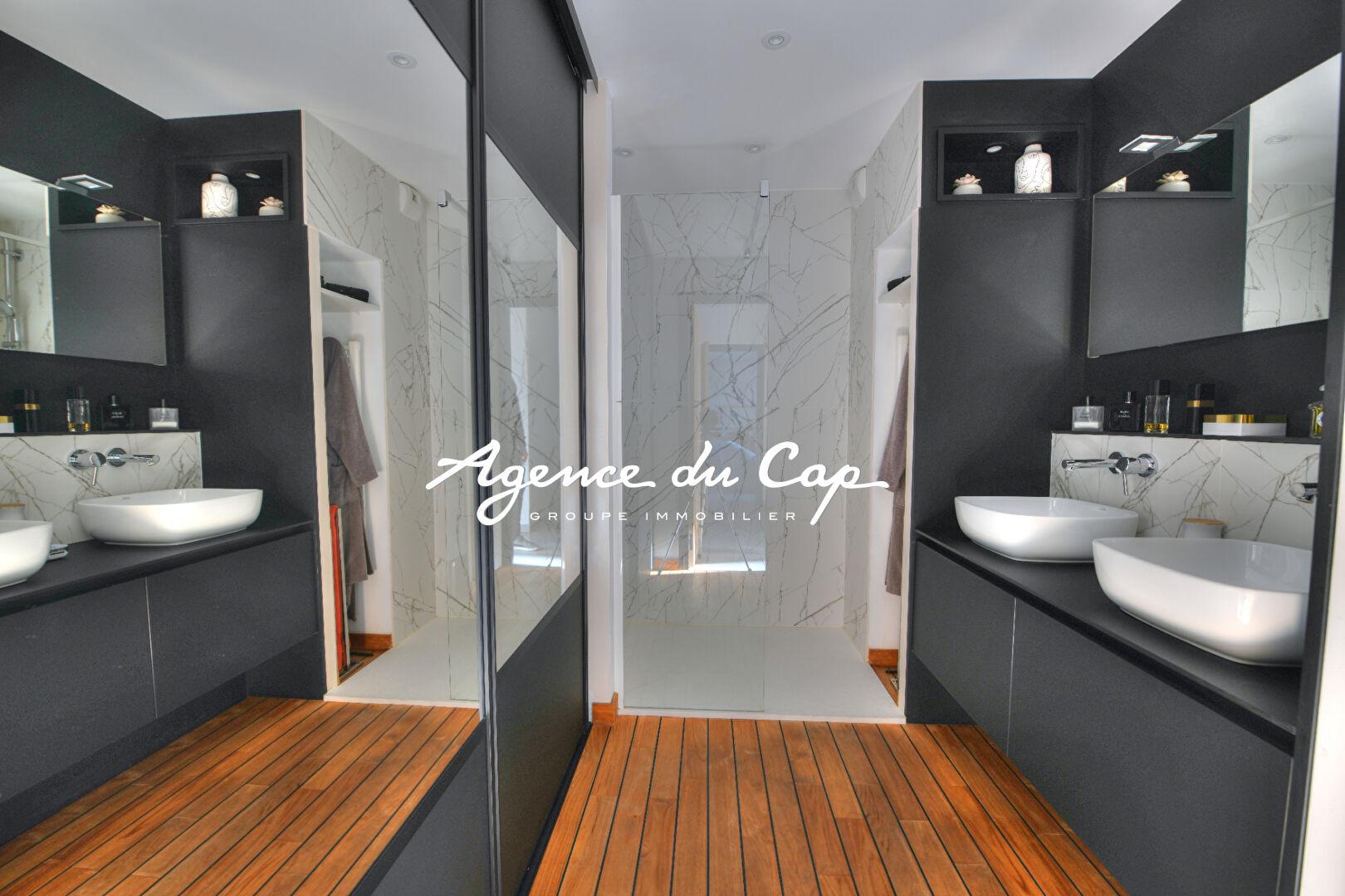 Photo À VENDRE APPARTEMENT DUPLEX T4 AVEC 3 CHAMBRES ET GARAGE, AU CENTRE VILLE DE SAINT AYGULF image 4/6