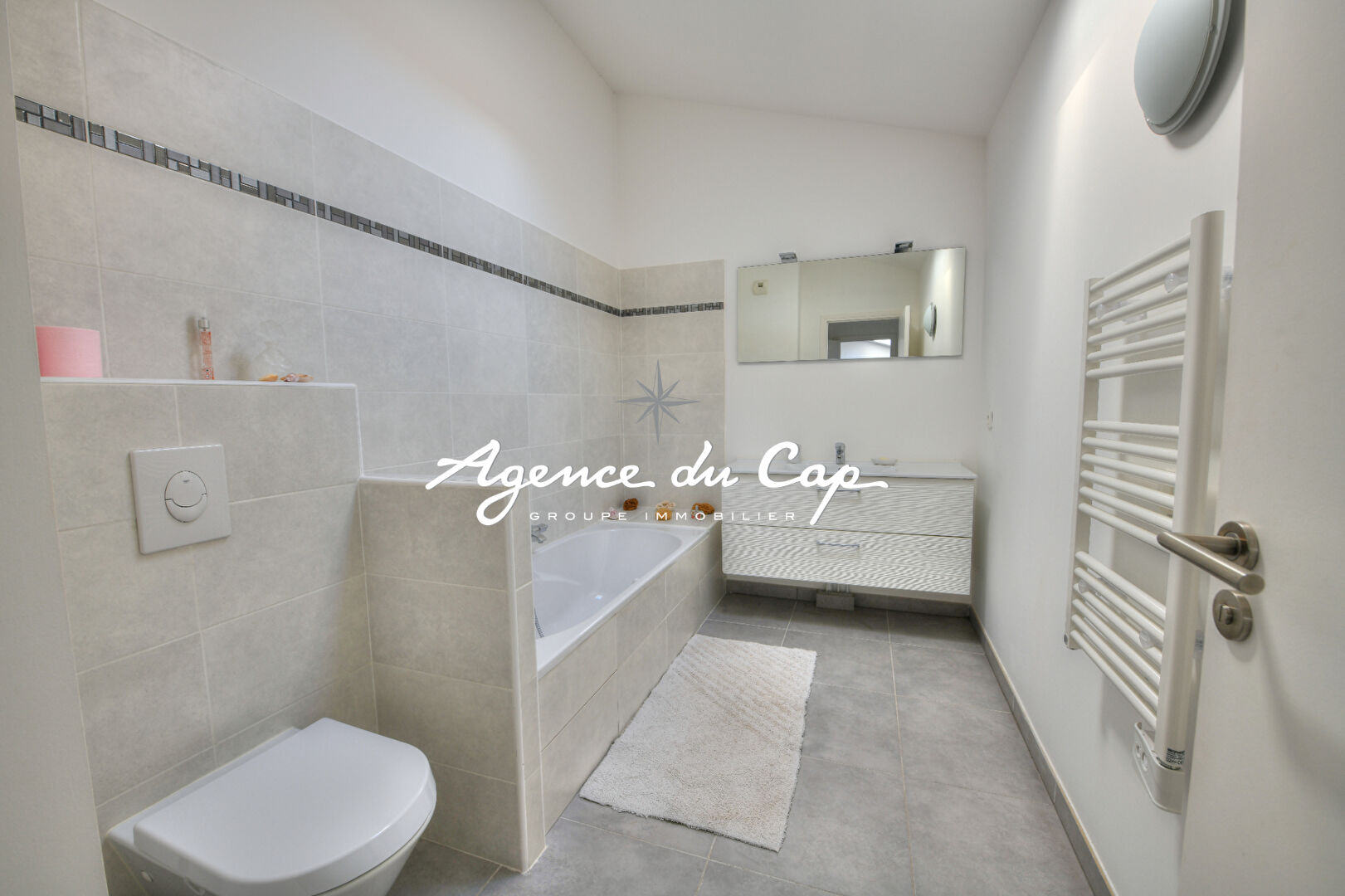 Photo À VENDRE APPARTEMENT DUPLEX T4 AVEC 3 CHAMBRES ET GARAGE, AU CENTRE VILLE DE SAINT AYGULF image 5/6