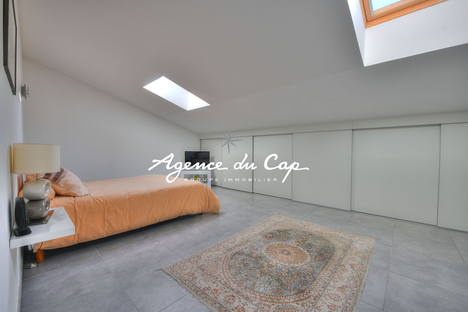 Photo À VENDRE APPARTEMENT DUPLEX T4 AVEC 3 CHAMBRES ET GARAGE, AU CENTRE VILLE DE SAINT AYGULF image 6/6