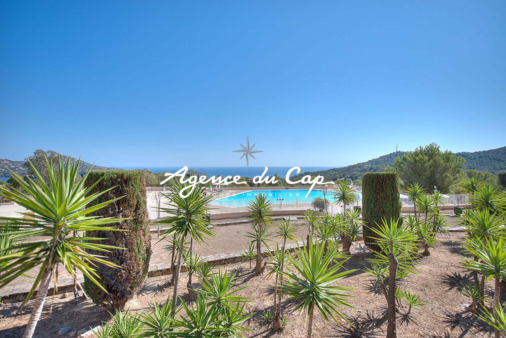 Photo APPARTEMENT VUE MER 3 PIECES A VENDRE 6/8 COUCHAGES DERNIER ETAGE PROCHE MER PARKING PRIVATIF A SAINT RAPHAEL image 3/6