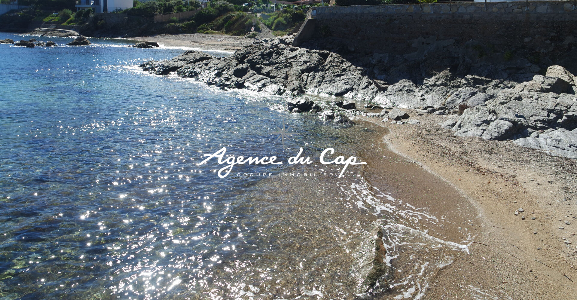 VILLA DE 11 PIÈCES AVEC 9 CHAMBRES VUE MER, ACCÈS PRIVÉ À LA PLAGE, À SAINT-AYGULF
