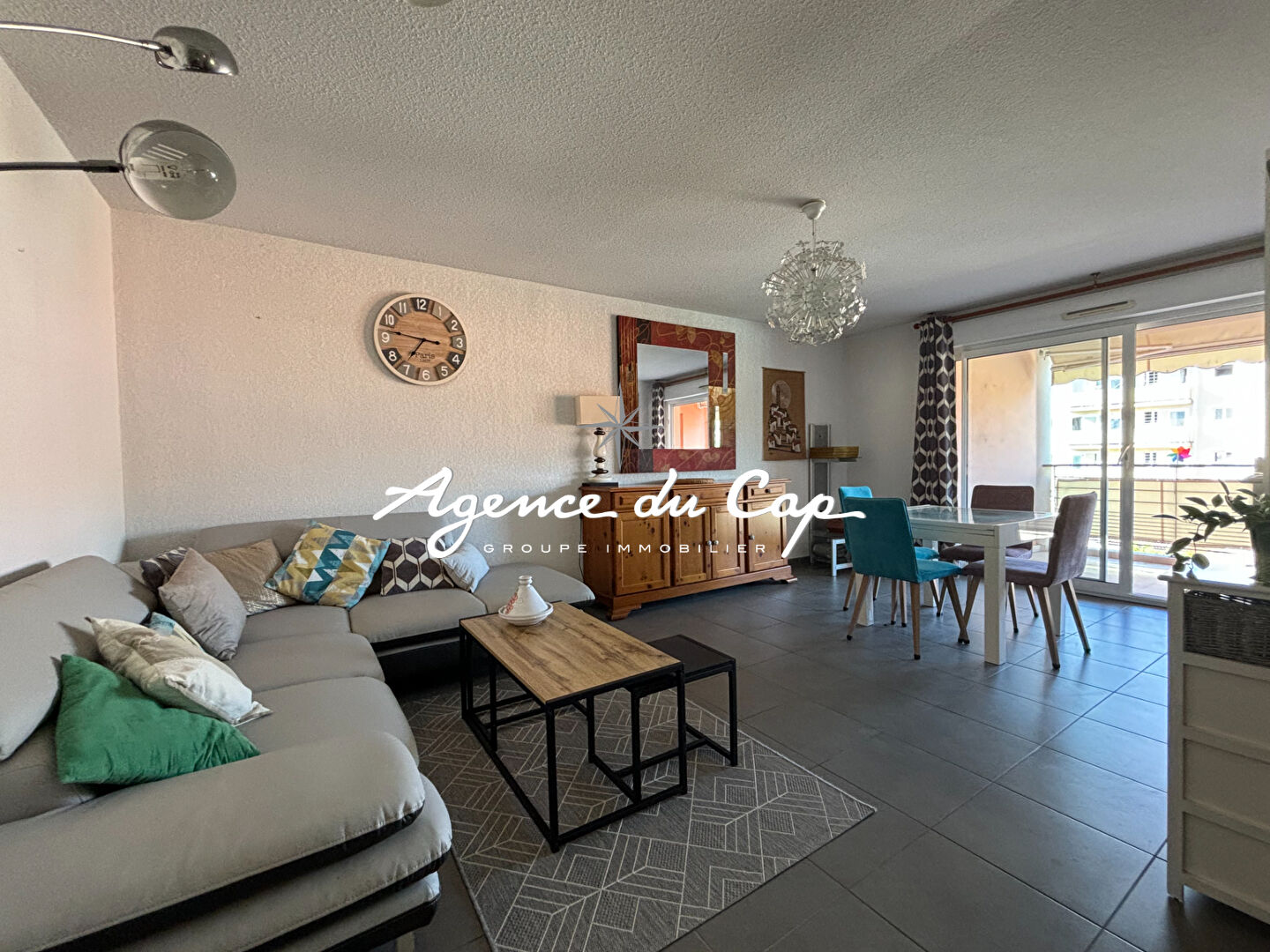 À VENDRE APPARTEMENT 2 PIECES DE 56M² AVEC GARAGE ET TERRASSE, SITUÉ AU CENTRE-VILLE DE SAINT AYGULF, DANS UNE RÉSIDENCE DE STANDING