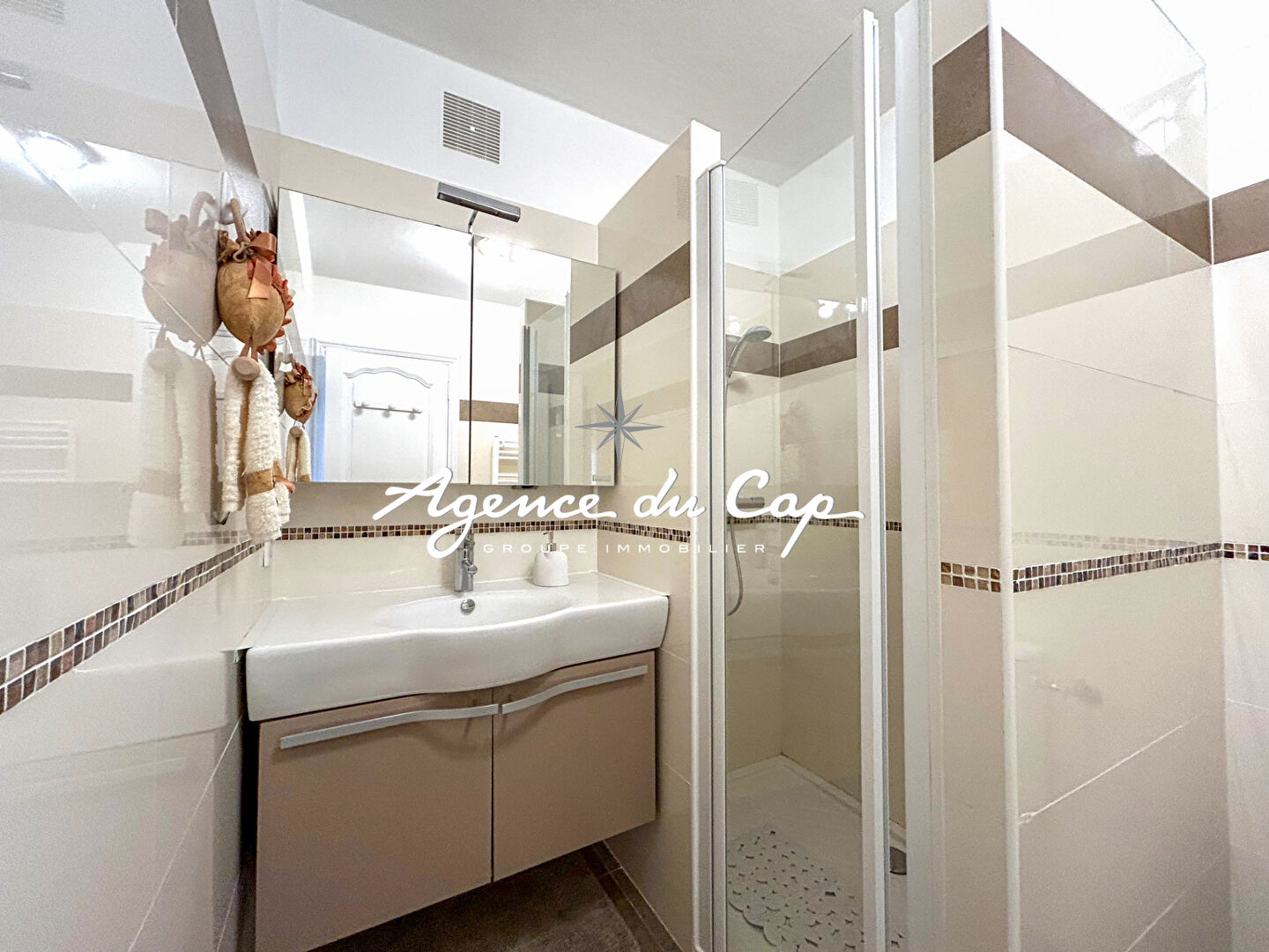 Photo À VENDRE VILLA PROVENÇALE DE 115M² 5 PIÈCES COMPRENANT 4 CHAMBRES GARAGE ET JACUZZI, À SAINT-AYGULF image 4/6