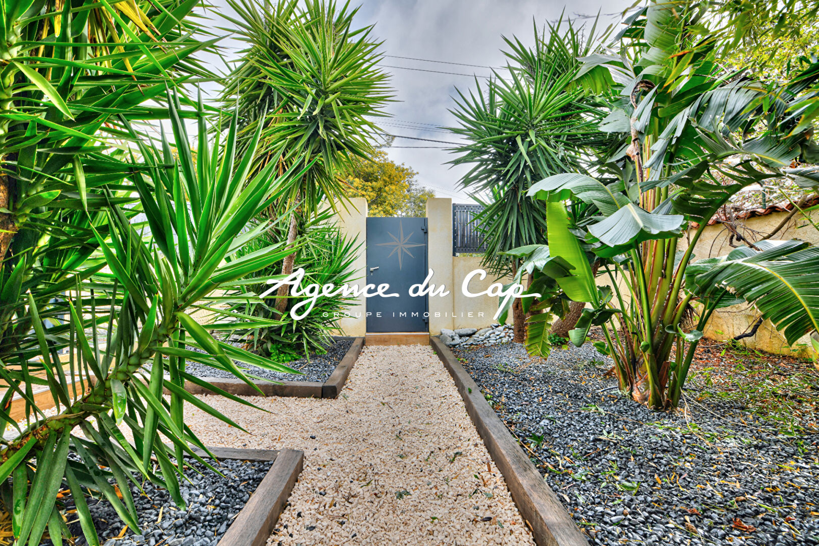 Photo VILLA  DE CHARME 3 PIECES GRANDE TERRASSE GARAGE ET JACCUZZI COMMERCES ET MER A PIED A SAINT RAPHAEL QUARTIER BOULOURIS image 3/6