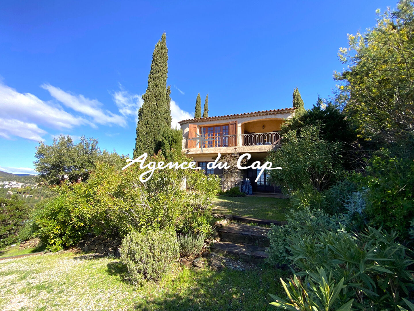 Photo VILLA PROVENÇALE DE 124M², 5 PIÈCES AVEC VUE MER PANORAMIQUE, AUX ISSAMBRES image 2/6