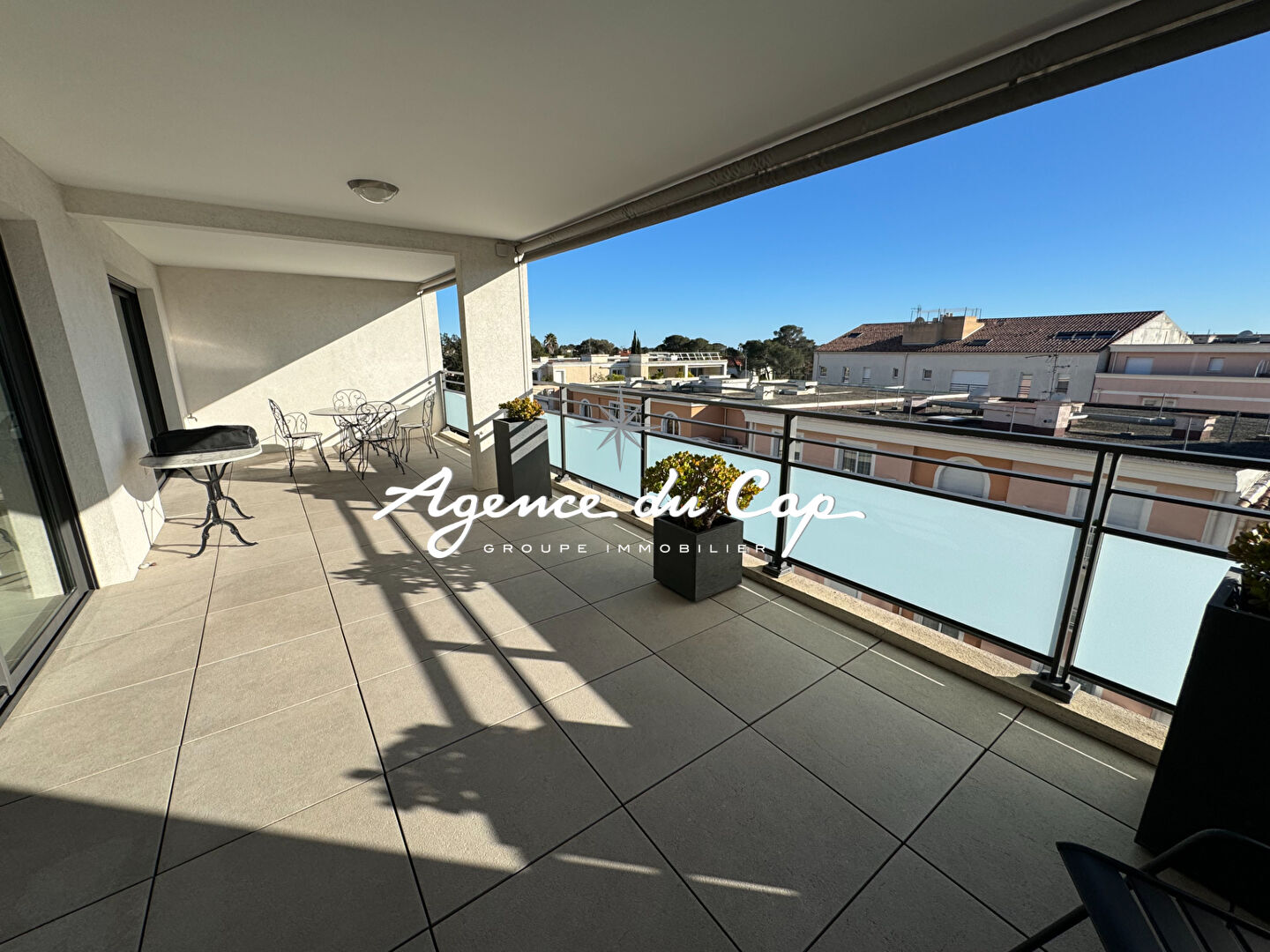 APPARTEMENT 4 PIECES DERNIER ETAGE  AVEC  GRANDE TERRASSE GARAGE DOUBLE A SAINT-RAPHAEL PROCHE CENTRE VILLE