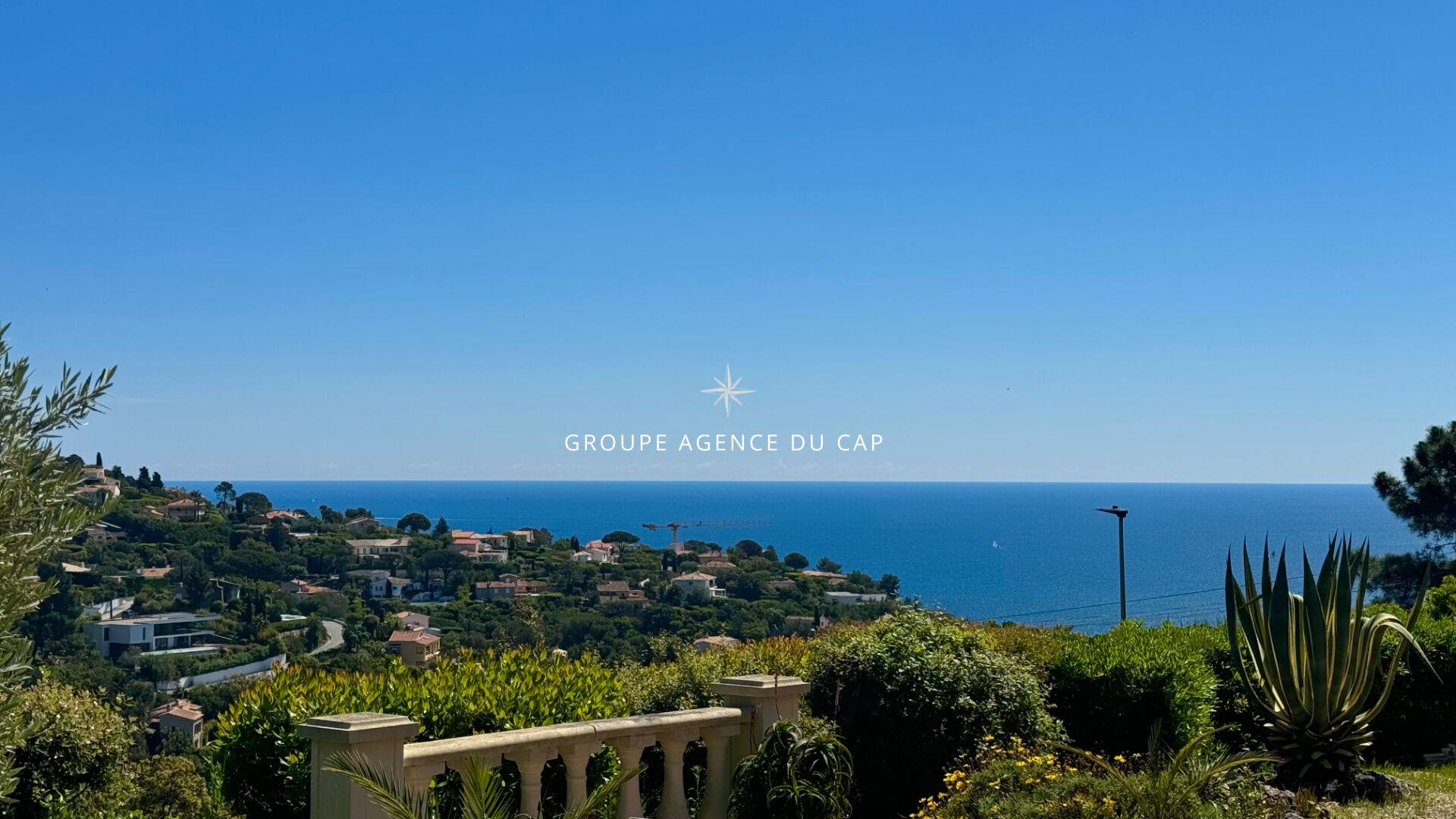 À VENDRE VILLA DE 173M², 5 PIÈCES COMPRENANT 4 CHAMBRES AVEC PISCINE ET GARAGE VUE MER, SITUÉE AUX ISSAMBRES