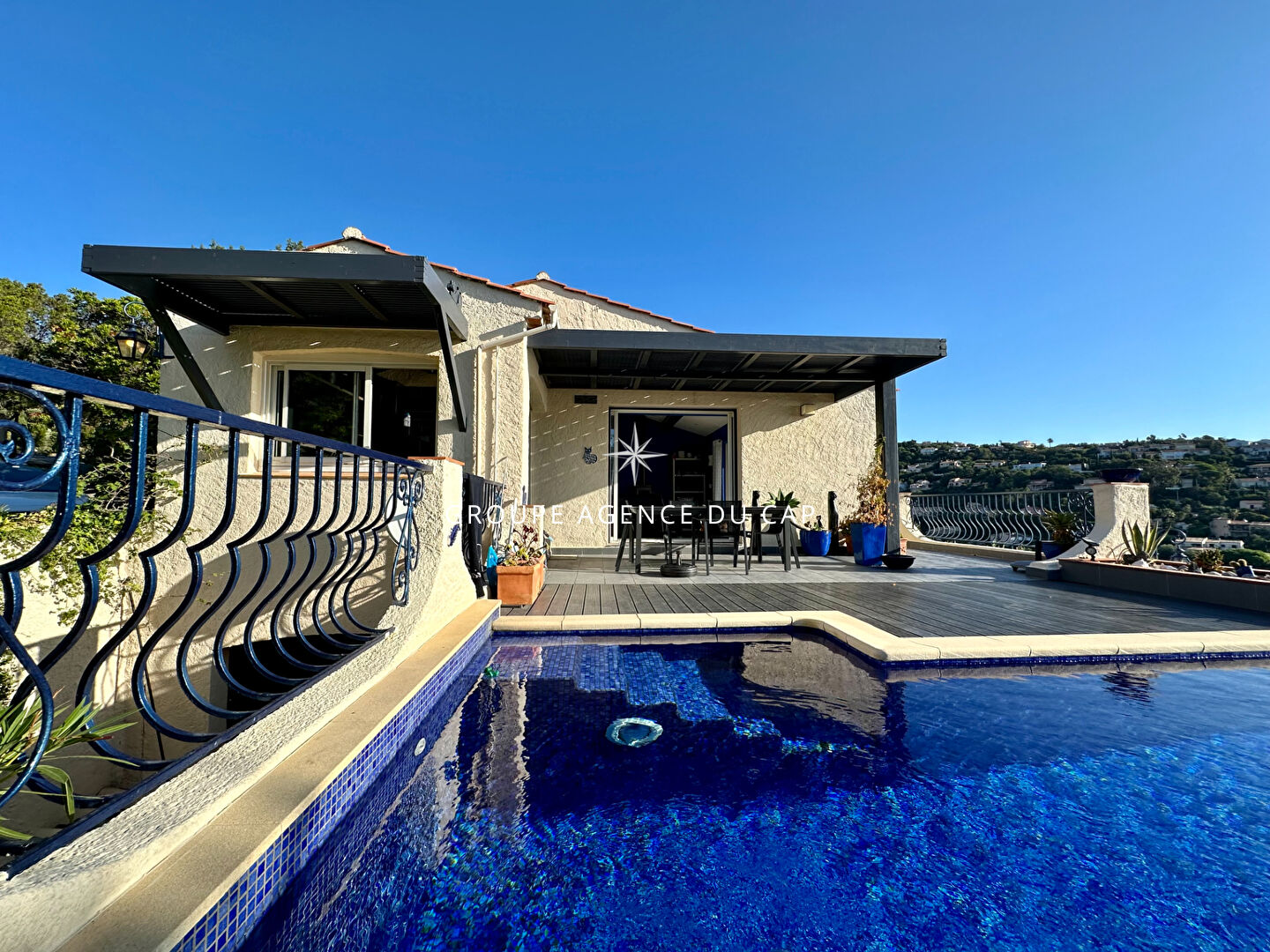 Photo À VENDRE VILLA DE 173M², 5 PIÈCES COMPRENANT 4 CHAMBRES AVEC PISCINE ET GARAGE VUE MER, SITUÉE AUX ISSAMBRES image 2/6