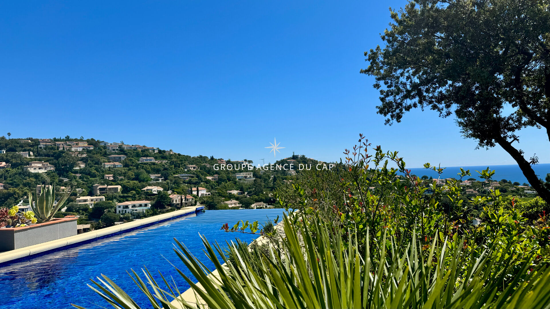 Photo À VENDRE VILLA DE 173M², 5 PIÈCES COMPRENANT 4 CHAMBRES AVEC PISCINE ET GARAGE VUE MER, SITUÉE AUX ISSAMBRES image 3/6
