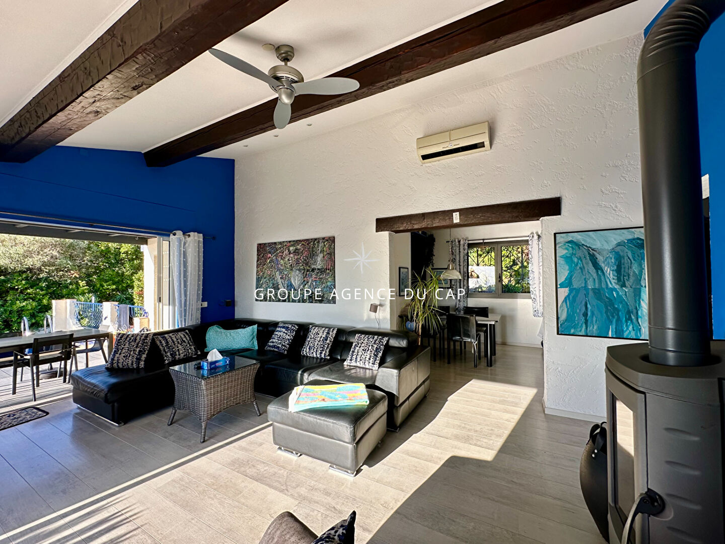 Photo À VENDRE VILLA DE 173M², 5 PIÈCES COMPRENANT 4 CHAMBRES AVEC PISCINE ET GARAGE VUE MER, SITUÉE AUX ISSAMBRES image 4/6