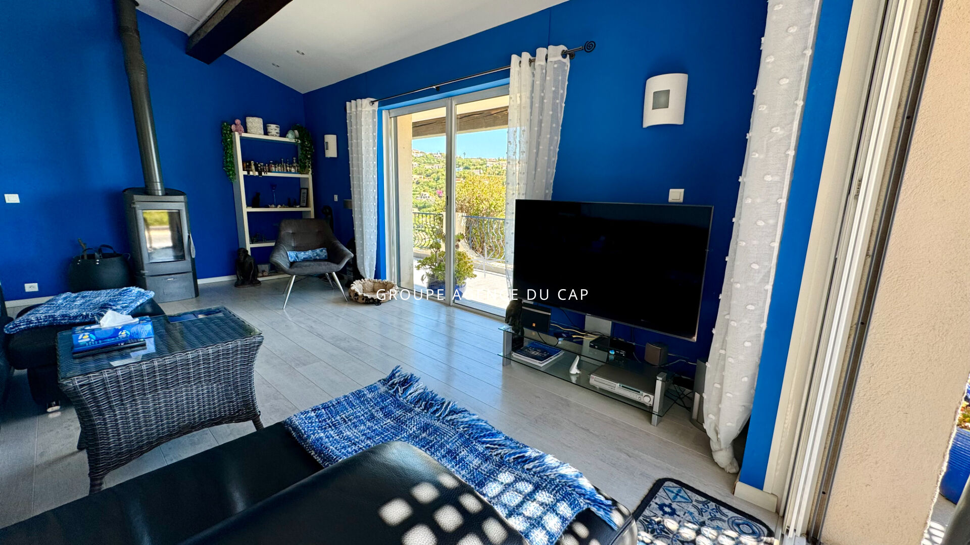 Photo À VENDRE VILLA DE 173M², 5 PIÈCES COMPRENANT 4 CHAMBRES AVEC PISCINE ET GARAGE VUE MER, SITUÉE AUX ISSAMBRES image 5/6