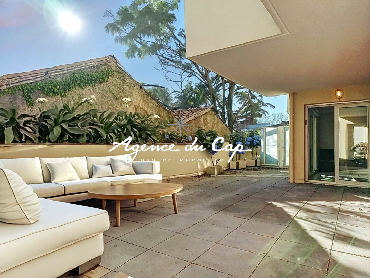 APPARTEMENT 4 PIECES COEUR DE VILLE COMMERCES ET PLAGE A PIED GRANDE TERRASSE GARAGE A VENDRE A SAINT RAPHAEL