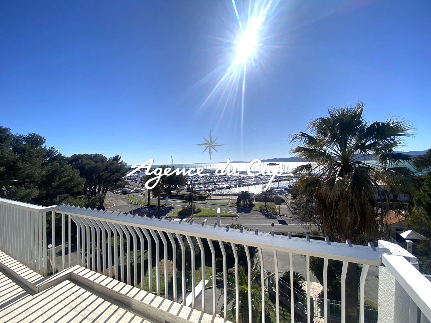 APPARTEMENT FACE AU PORT SANTA LUCIA  3 PIECES DERNIER ETAGE VUE MER PARKING CAVE ET GARAGE A SAINT RAPHAEL