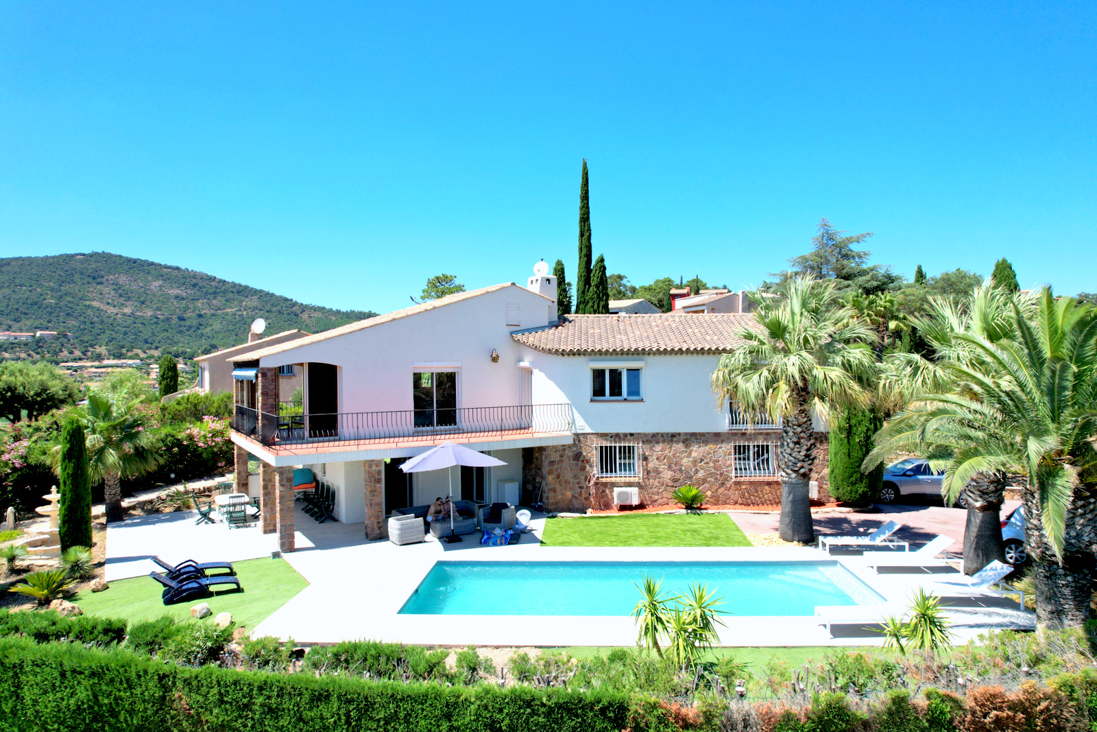 Photo À VENDRE VILLA 7 PIÈCES, 200 M² AVEC VUE MER DÉGAGÉE PISCINE ET 2 APPARTEMENTS, AUX ISSAMBRES image 1/6