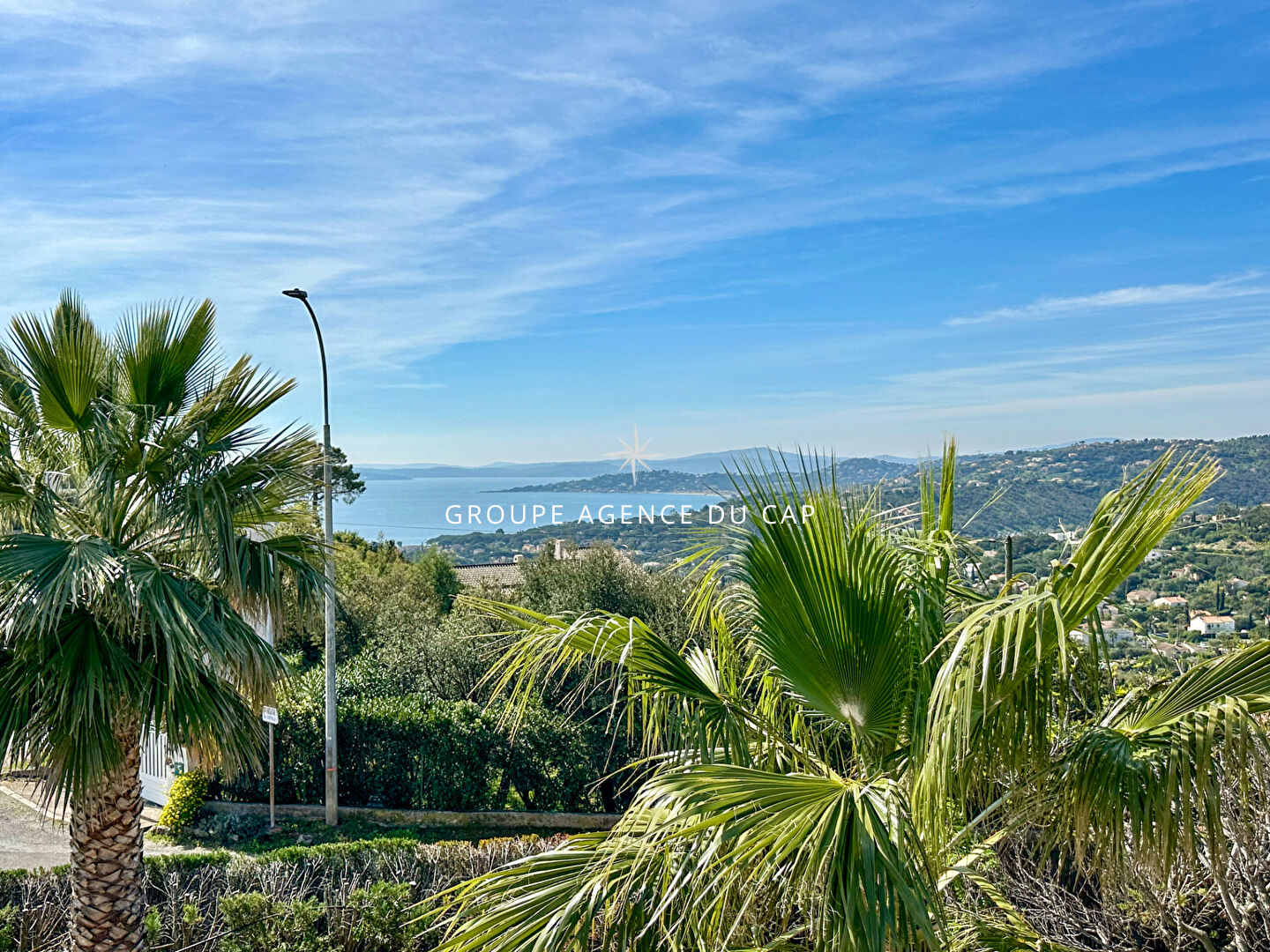 Photo À VENDRE VILLA 7 PIÈCES, 200 M² AVEC VUE MER DÉGAGÉE PISCINE ET 2 APPARTEMENTS, AUX ISSAMBRES image 2/6