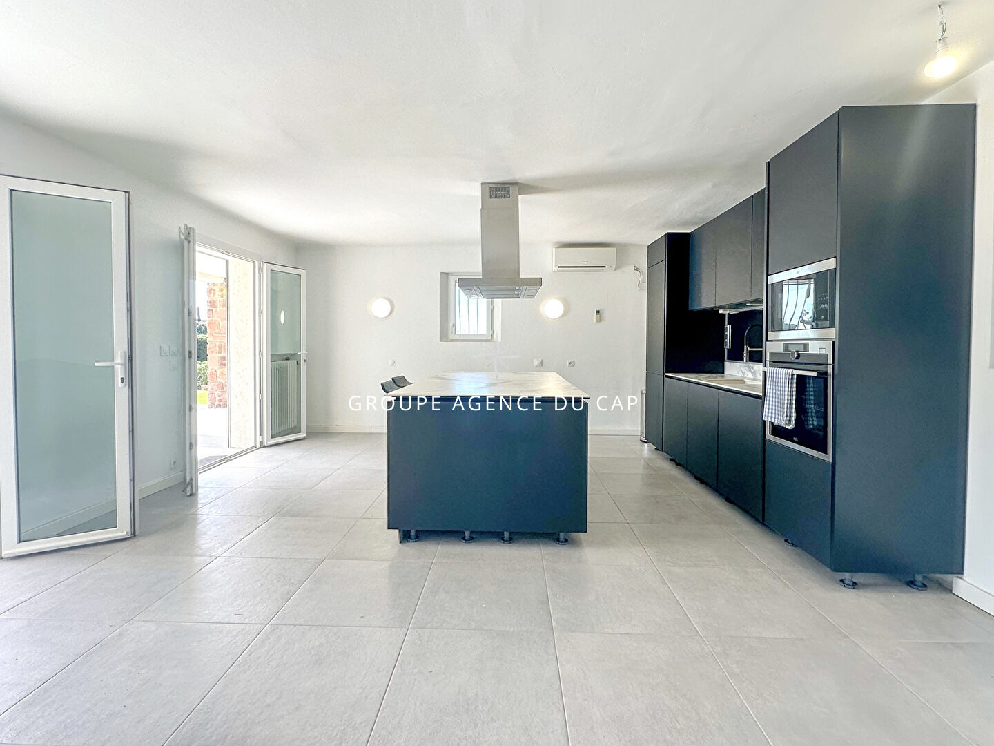 Photo À VENDRE VILLA 7 PIÈCES, 200 M² AVEC VUE MER DÉGAGÉE PISCINE ET 2 APPARTEMENTS, AUX ISSAMBRES image 4/6