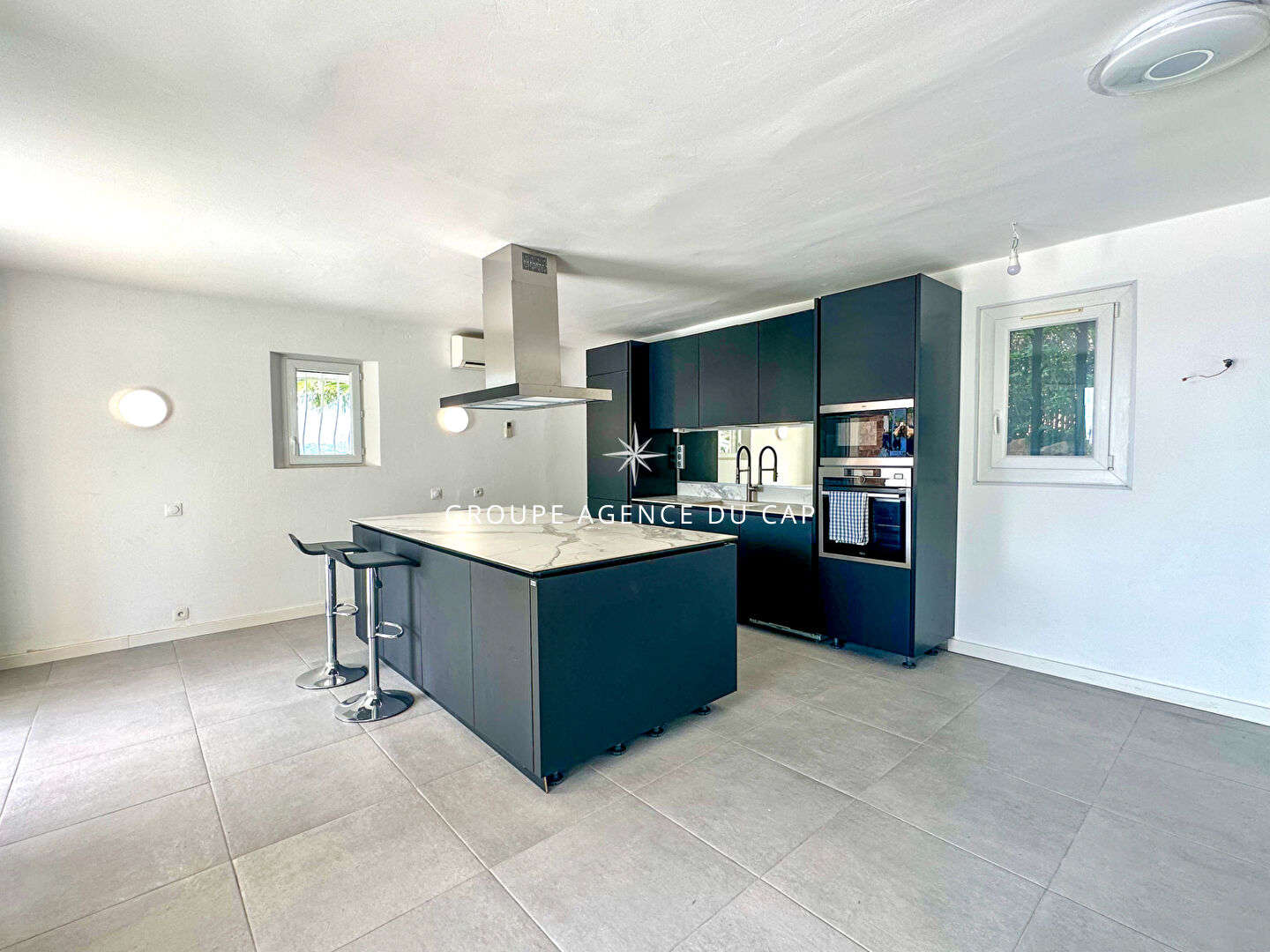 Photo À VENDRE VILLA 7 PIÈCES, 200 M² AVEC VUE MER DÉGAGÉE PISCINE ET 2 APPARTEMENTS, AUX ISSAMBRES image 5/6