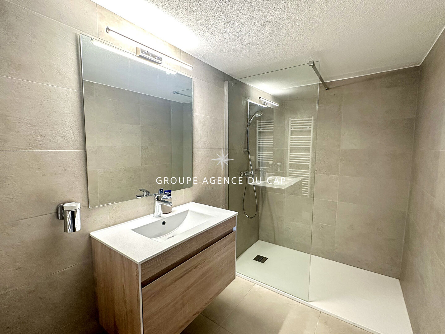 Photo À VENDRE VILLA 7 PIÈCES, 200 M² AVEC VUE MER DÉGAGÉE PISCINE ET 2 APPARTEMENTS, AUX ISSAMBRES image 6/6