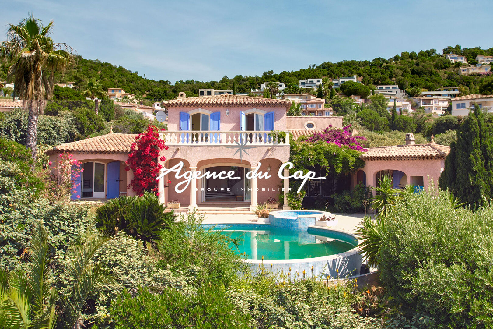 À VENDRE VILLA DE 220 M² AVEC VUE MER 4 CHAMBRES GARAGE PISCINE ET SPA, SUR LES HAUTEURS DES ISSAMBRES