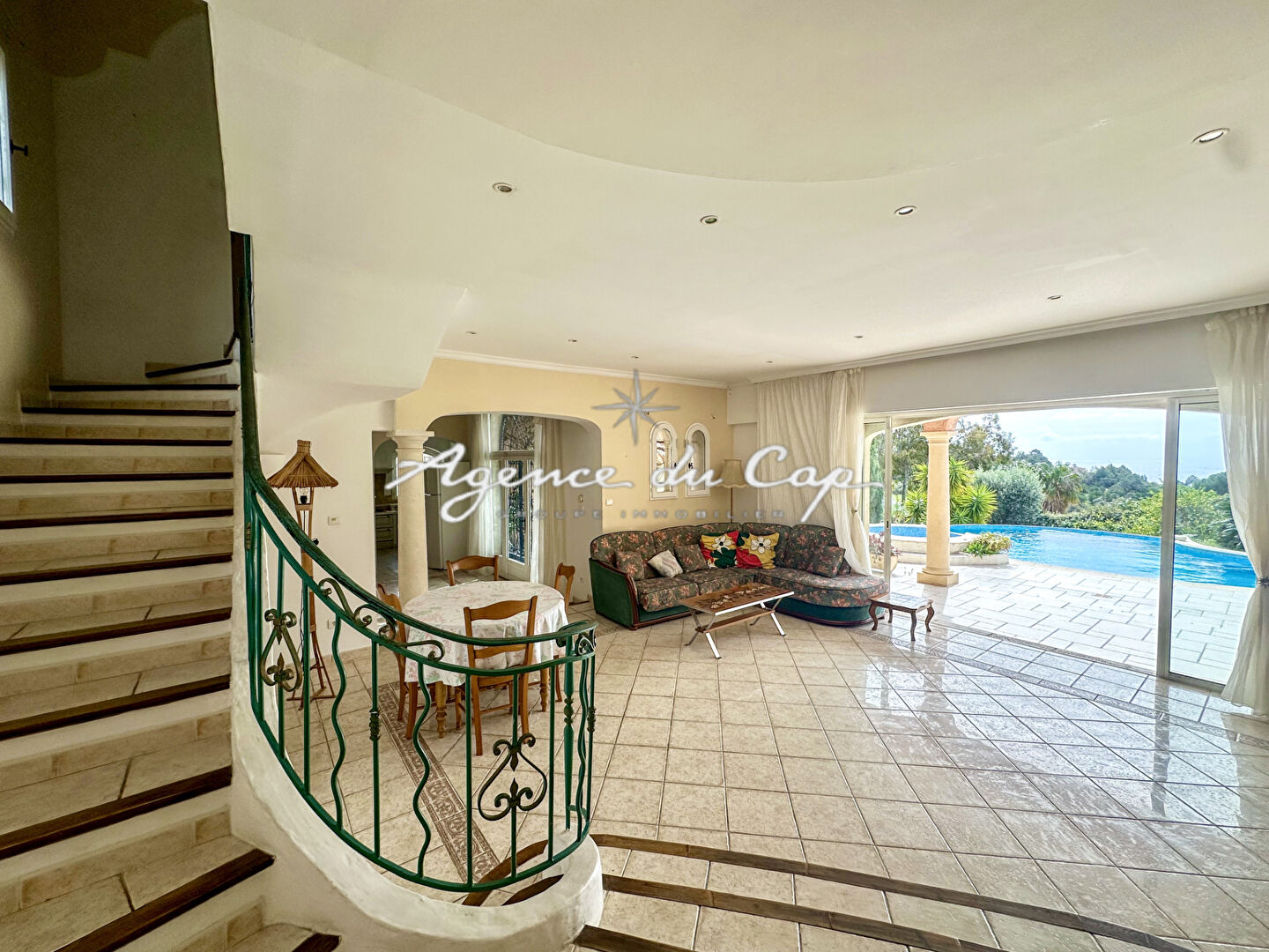 Photo À VENDRE VILLA DE 220 M² AVEC VUE MER 4 CHAMBRES GARAGE PISCINE ET SPA, SUR LES HAUTEURS DES ISSAMBRES image 4/6