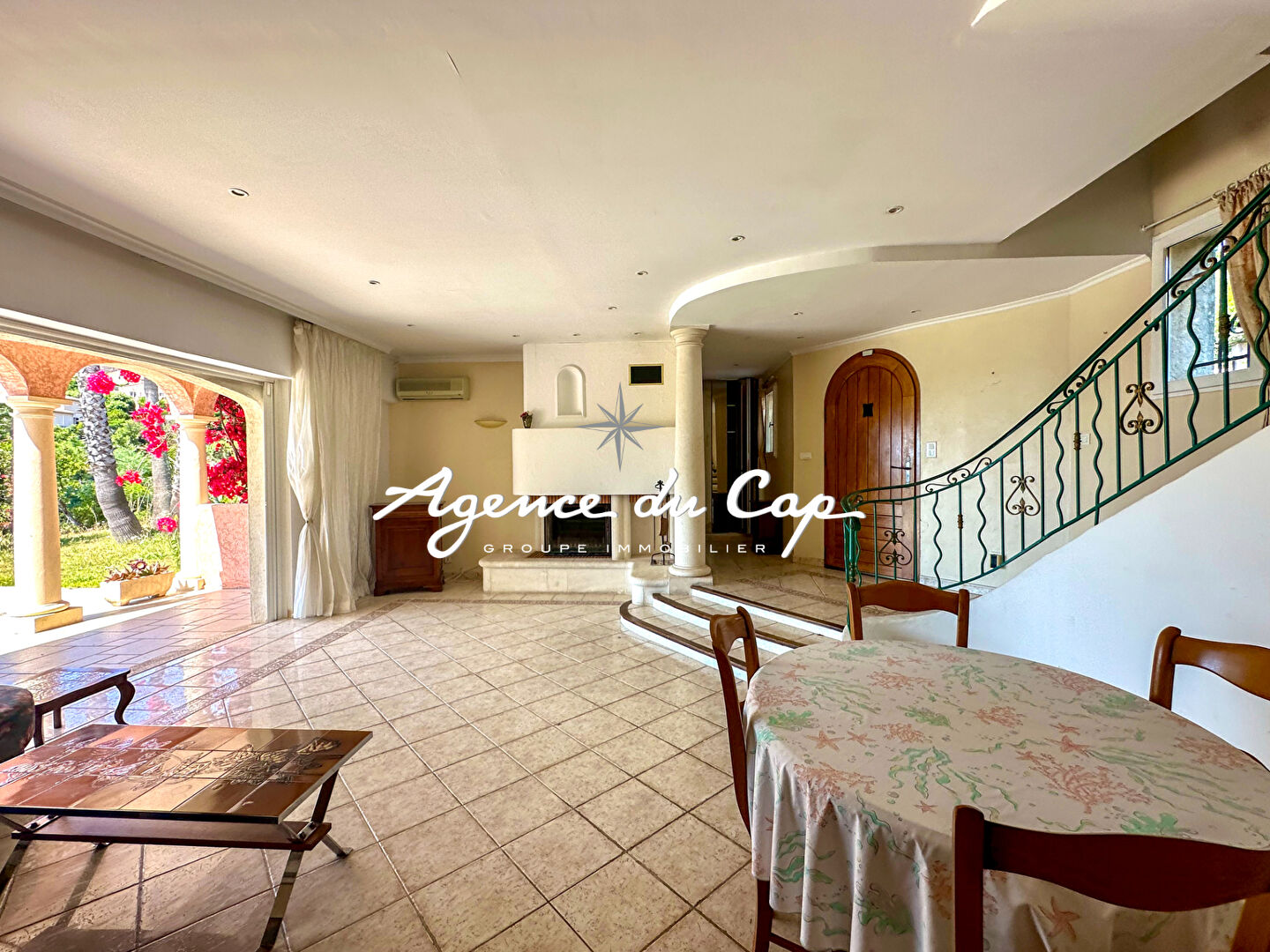 Photo À VENDRE VILLA DE 220 M² AVEC VUE MER 4 CHAMBRES GARAGE PISCINE ET SPA, SUR LES HAUTEURS DES ISSAMBRES image 6/6
